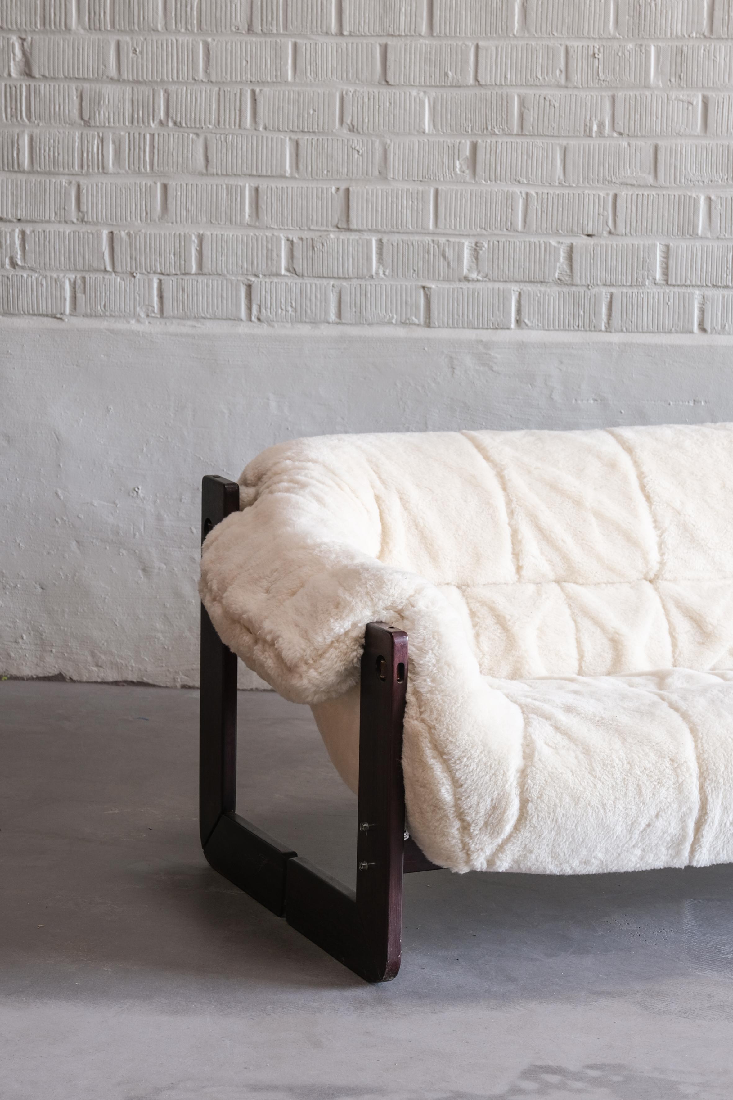 Brasilianisches Sofa von Percival Lafer, Modell MP097, Wollpolsterung (20. Jahrhundert) im Angebot