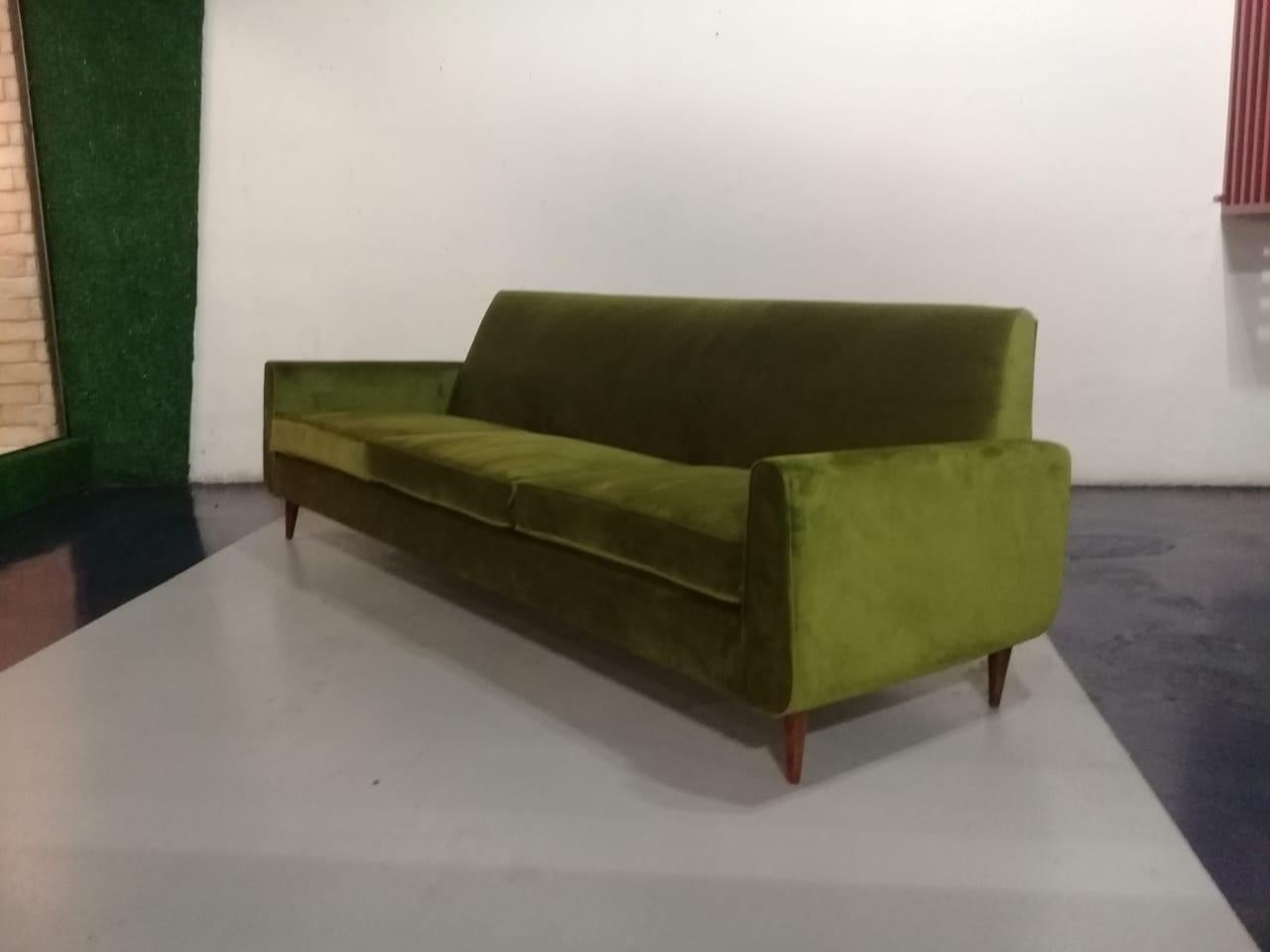 Brazilian Sofa in Green Velvet and Rosewood in Style of Joaquim Tenreiro In Excellent Condition In Sao Paulo, SP
