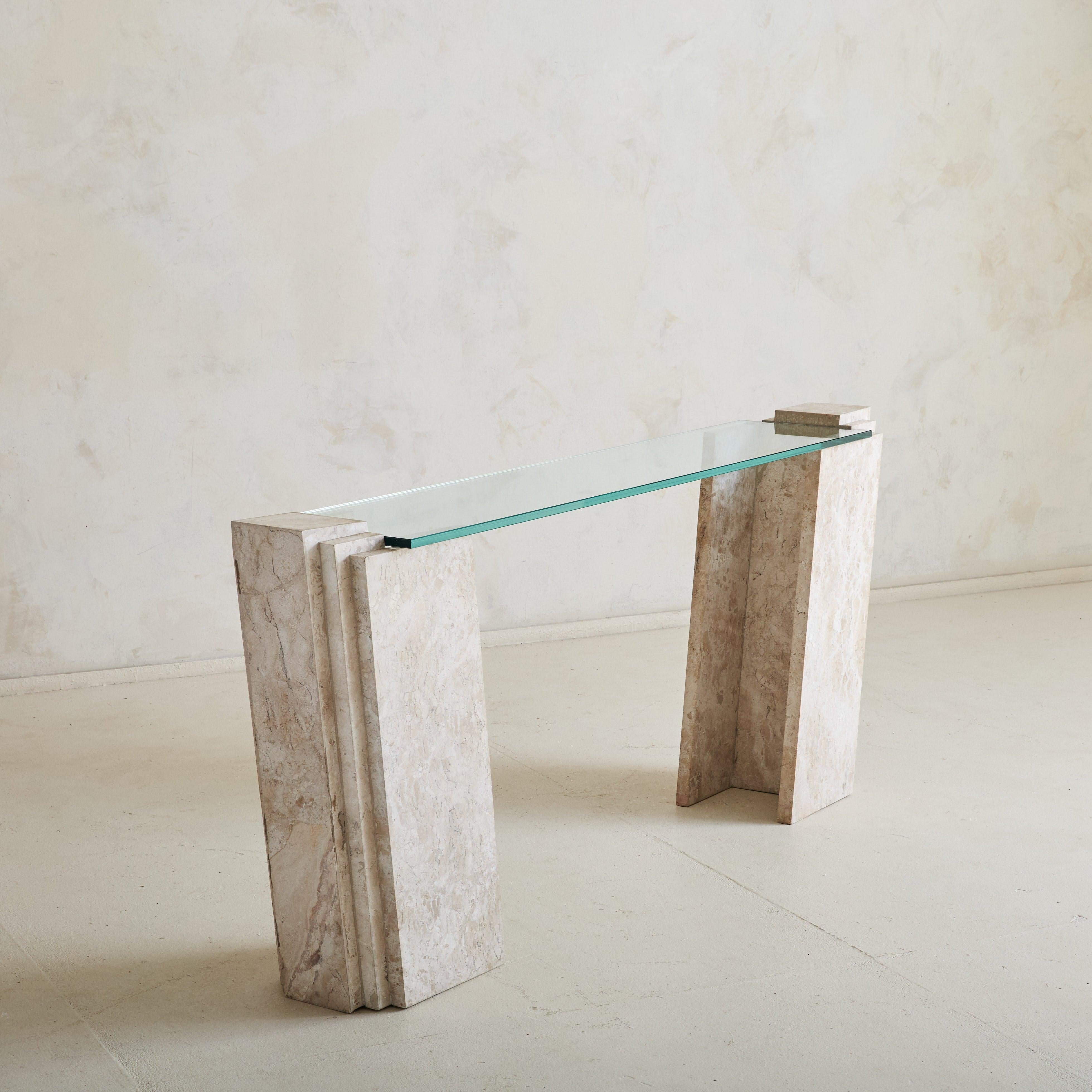 Una llamativa consola de los años 80, elaborada con piedra natural brasileña en tonos beige, topo y marfil. Como composición arquitectónica, las patas de piedra de la mesa están inclinadas intencionadamente, lo que confiere a la pieza una sensación