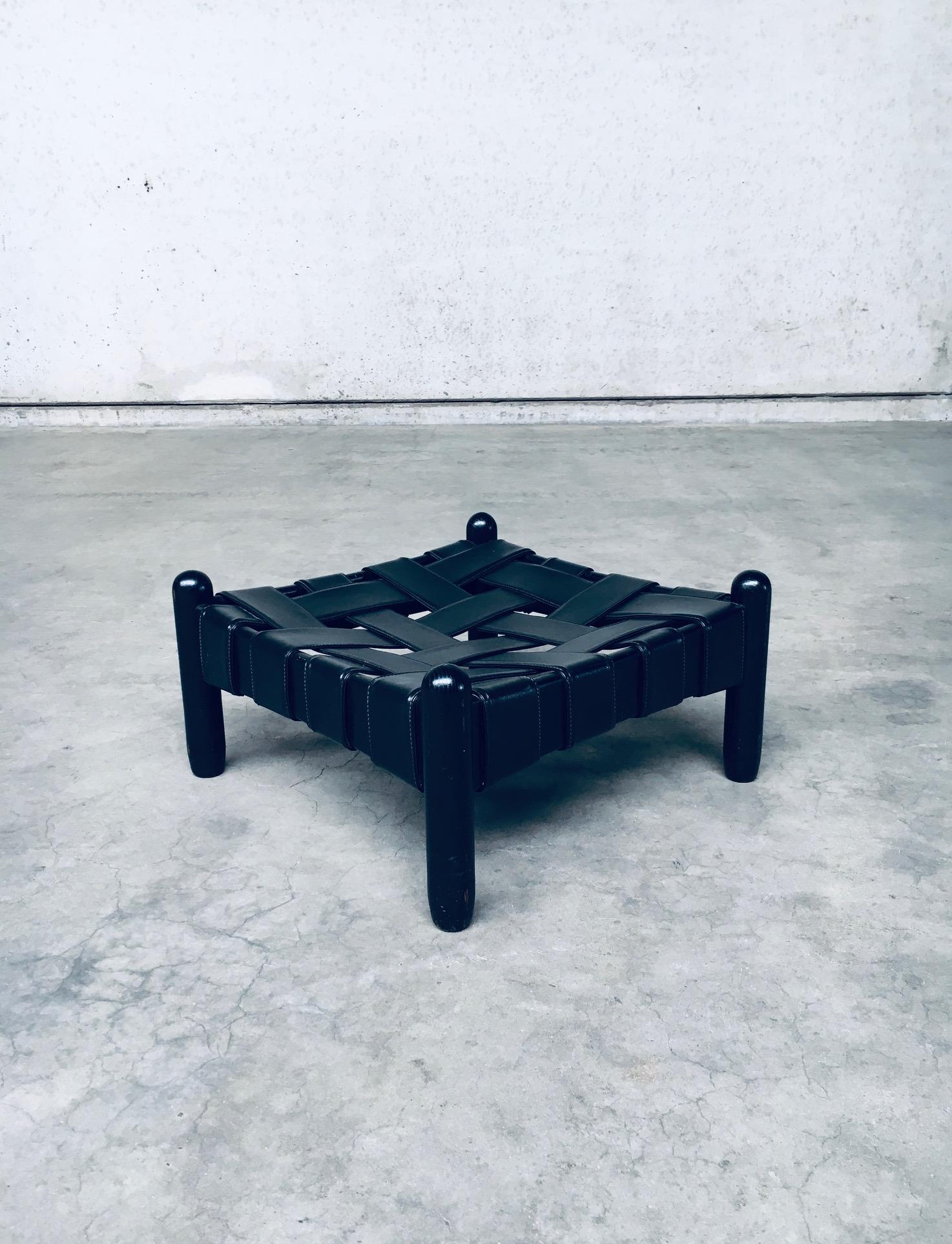 Brasilianischer Stil Brutalist Design Schwarz gebeiztes Holz & schwarze Lederriemen Niedriger Hocker / Ottomane / Hocker. Hergestellt in Belgien in den 1970er Jahren. Schwarz gebeizter Holzrahmen mit dicken, gekreuzten Lederriemen. Fügen Sie Ihr