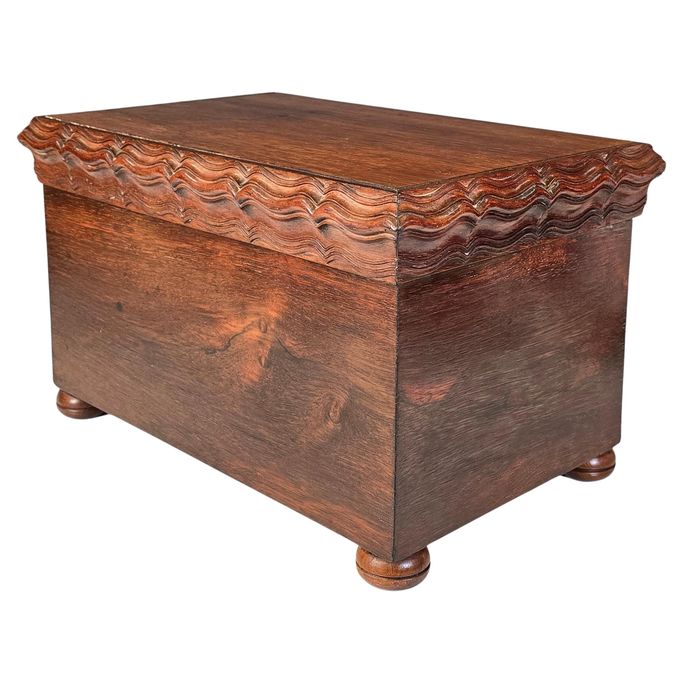 Caja de sobremesa brasileña de palisandro en venta