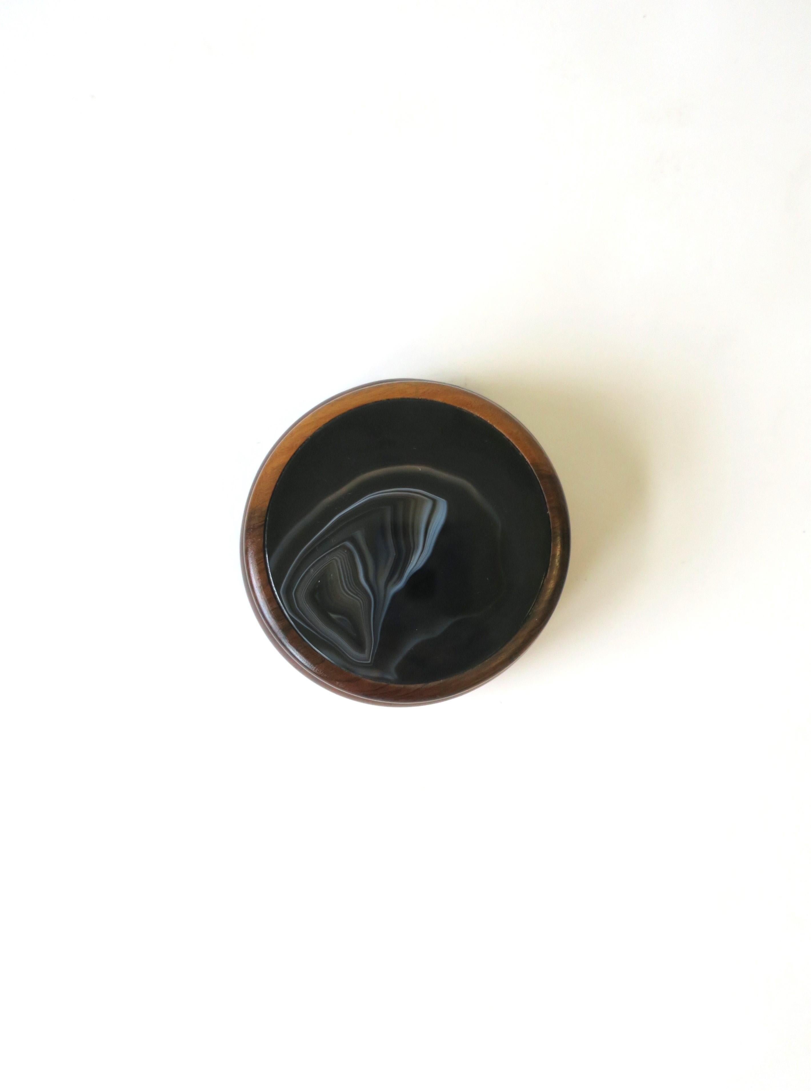 Eine runde Schmuckschatulle aus brasilianischem Hartholz und schwarzem und weißem Achat, im modernen Stil der Postmoderne, circa, Ende des 20. Jahrhunderts, Brasilien, 1980er, Anfang der 1990er Jahre. Eine runde Hartholzschachtel mit einem Deckel
