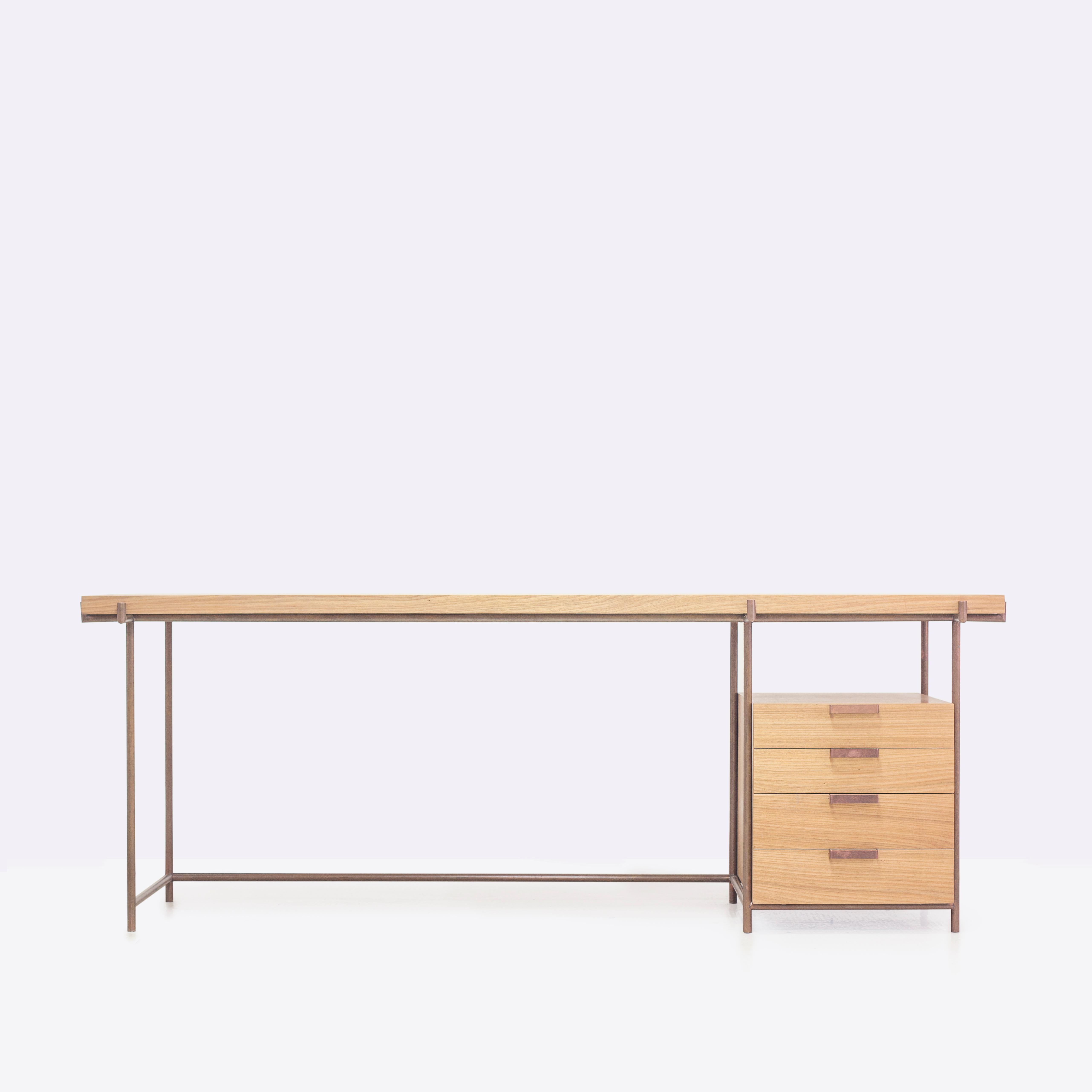 Der Marajoara-Schreibtisch mit Schublade ist eine Studie über moderne Gebrauchsmöbel aus der Mitte des Jahrhunderts mit brasilianischer Native Arte-Referenz.
Der moderne Designstil ist eine der einflussreichsten Bewegungen im zeitgenössischen