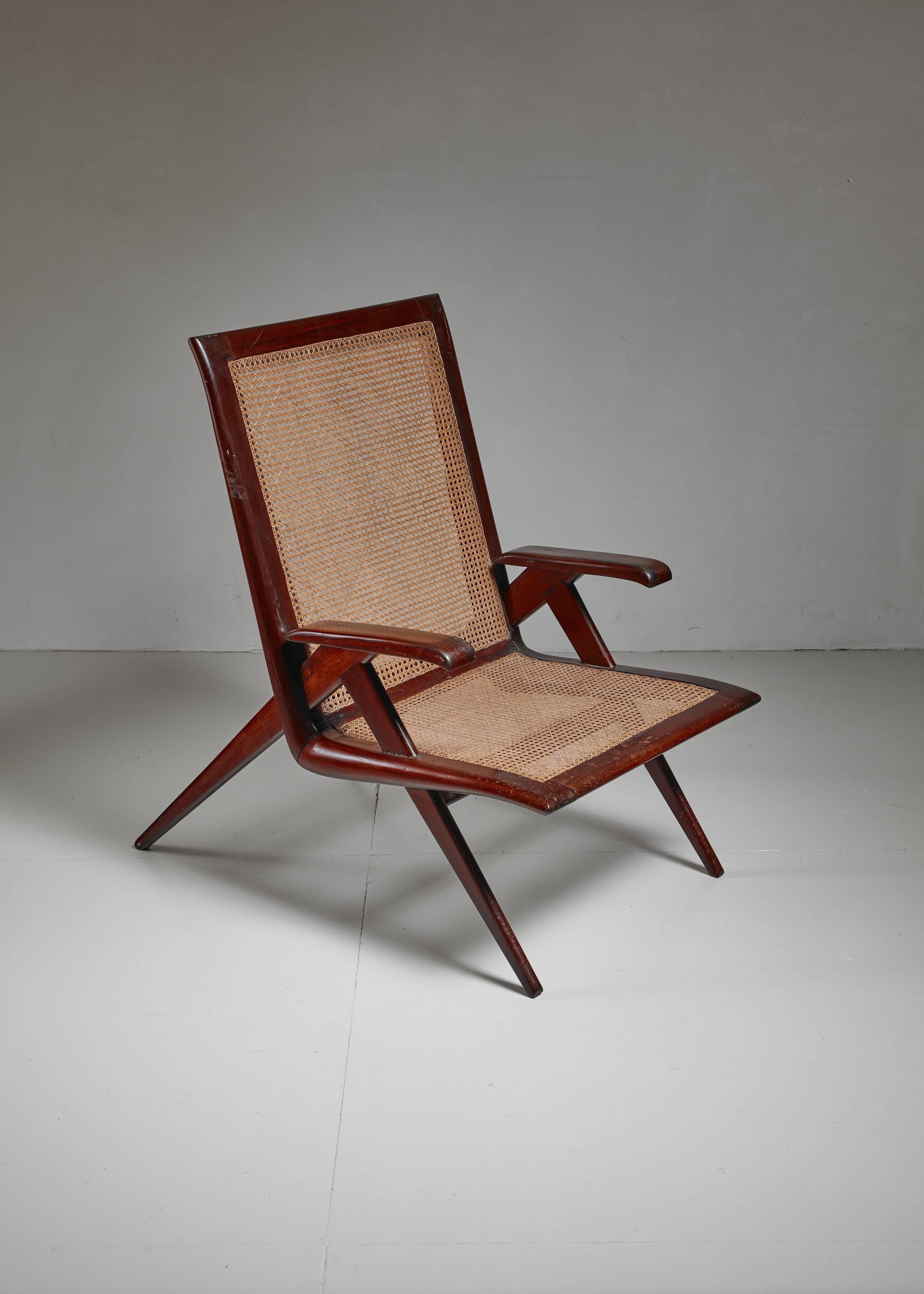 A Brazilian walnut armchair with a seating and backrest of woven cane. Beautiful lining. 
The seat is in a wonderful condition and is excellent for reading or active relaxation. 


    