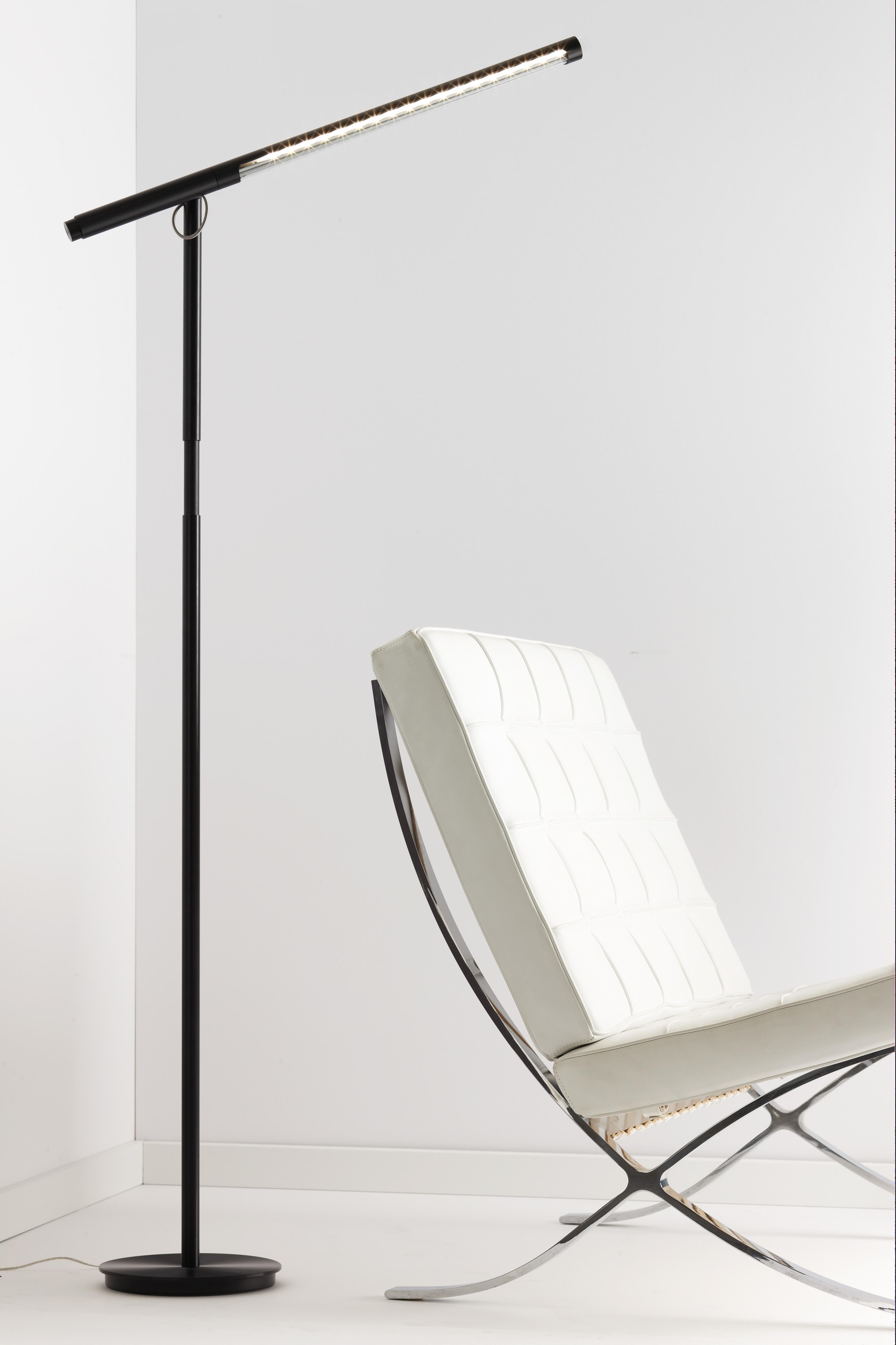 La struttura in alluminio lavorato con precisione di Brazo consente di controllare in modo ottimale l'illuminazione delle attività con una regolazione a 360° e un'inclinazione di 90°. Brazo è dotato di una sorgente luminosa a LED ad alta efficienza