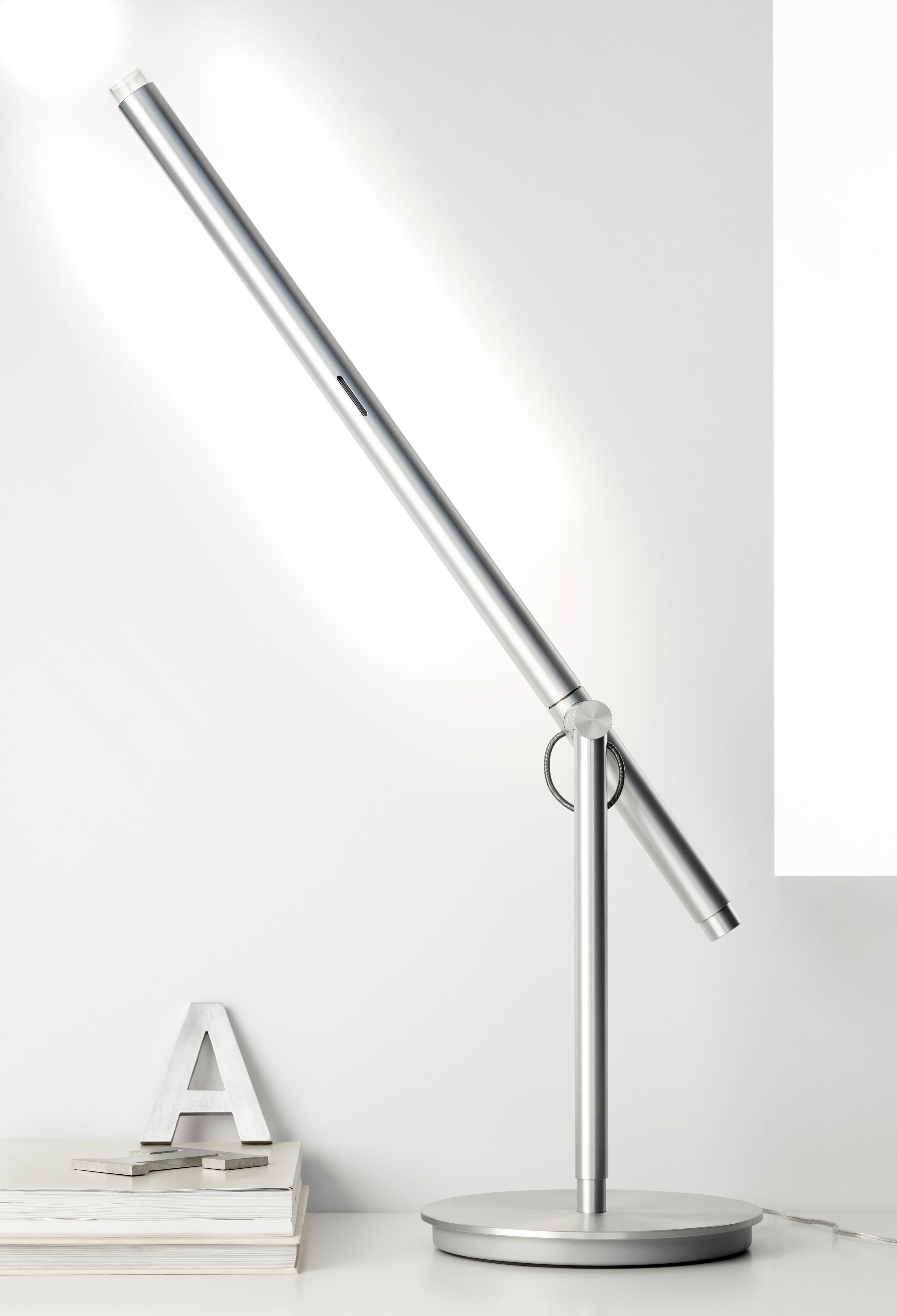 Brazo’s precision machined aluminum construction allows for optimal task lighting control with 360° adjustability and 90° tilt. Brazo features a luminous and energy-efficient LED light source which can be dialed to any desired beam-spread and