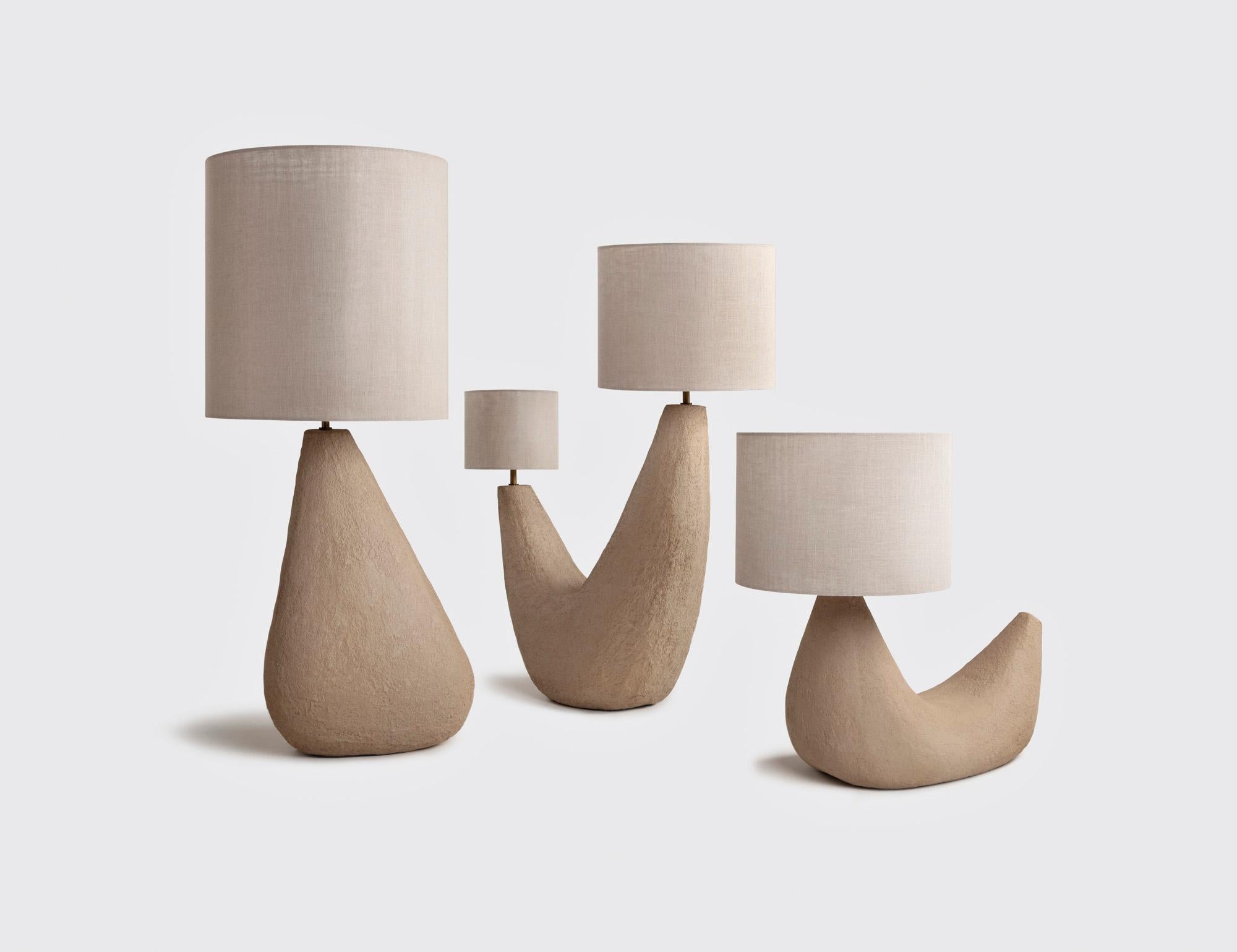 The emergence of studio objeto is linked to projects by Arthur Casas that had not found their way to completion. This collection of lamps had been in a drawer for years. In it, the architect plays with organic shapes that resemble pebbles,