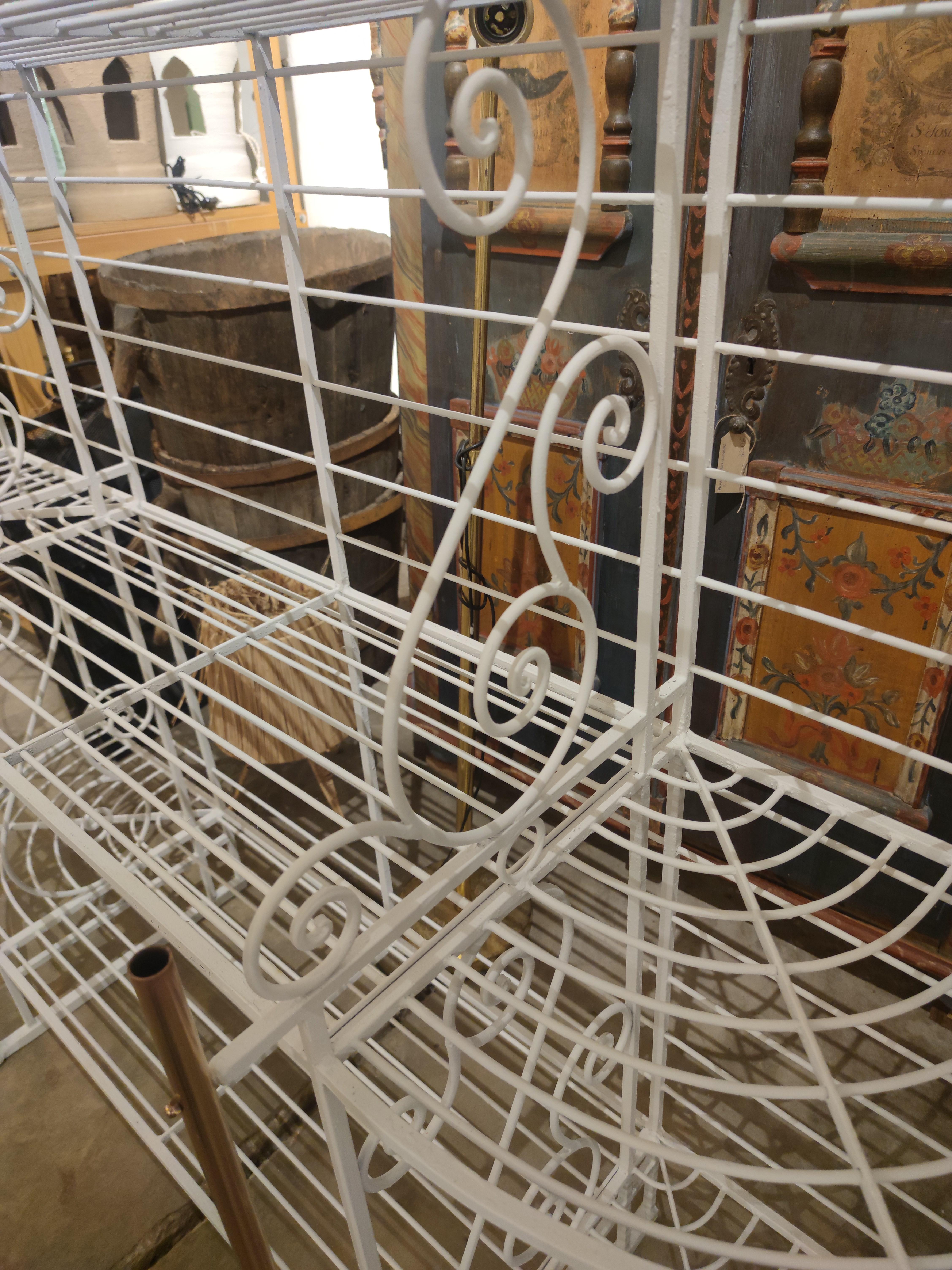 Eisenregale aus der Brotfabrik, weiß lackiert mit Bronzedekorationen im Angebot 6
