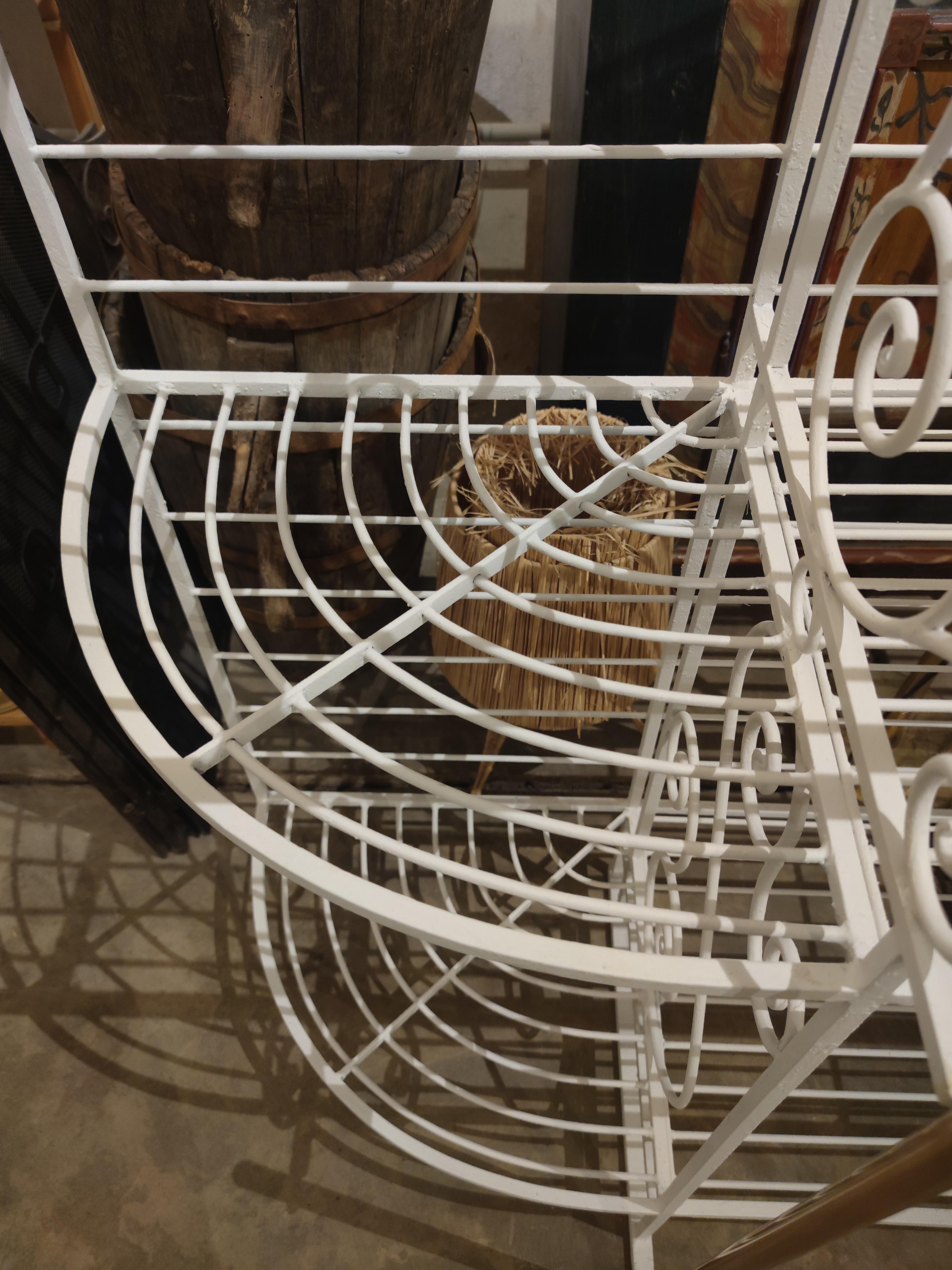 Eisenregale aus der Brotfabrik, weiß lackiert mit Bronzedekorationen im Angebot 8