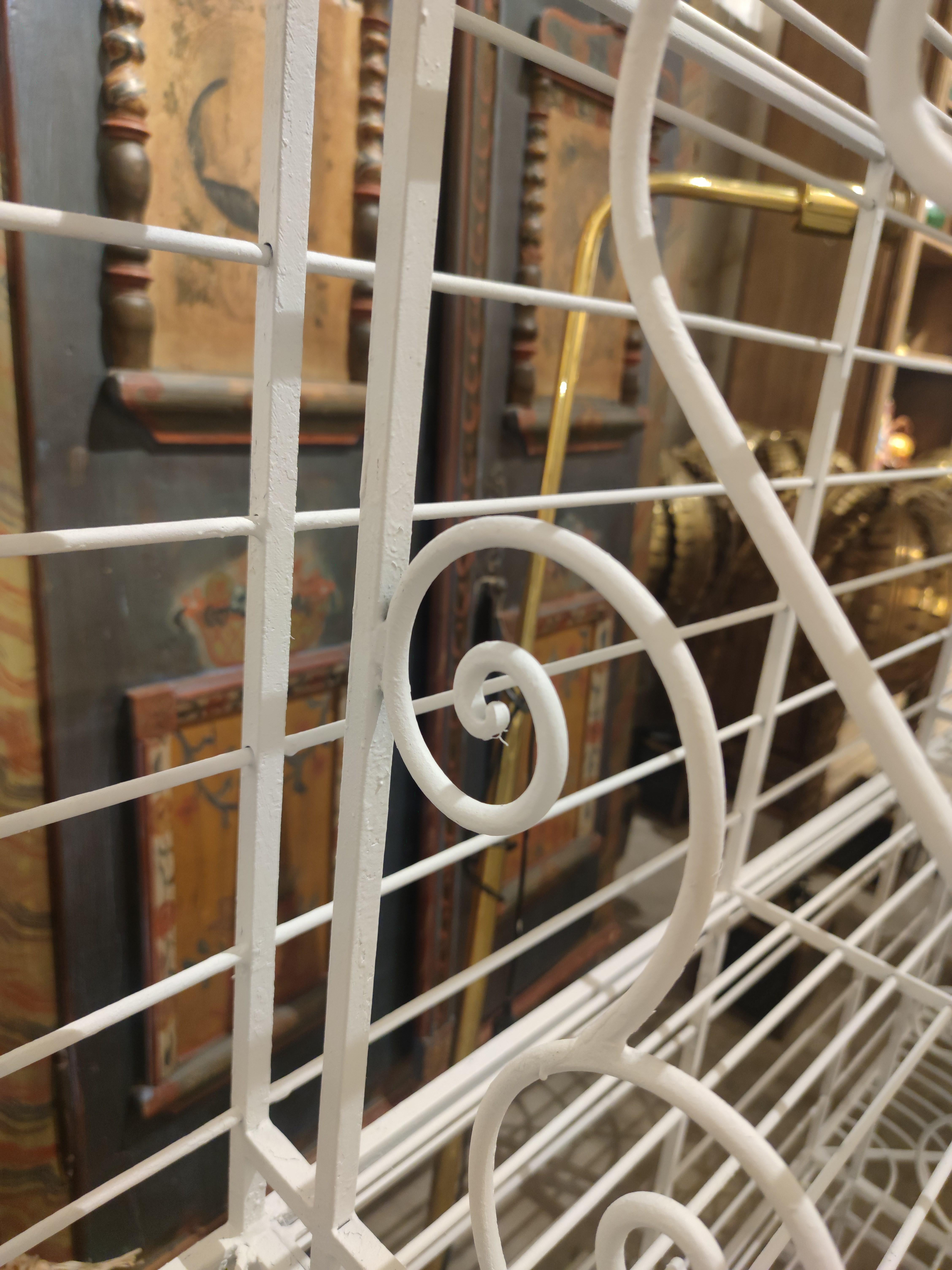 Eisenregale aus der Brotfabrik, weiß lackiert mit Bronzedekorationen im Angebot 12