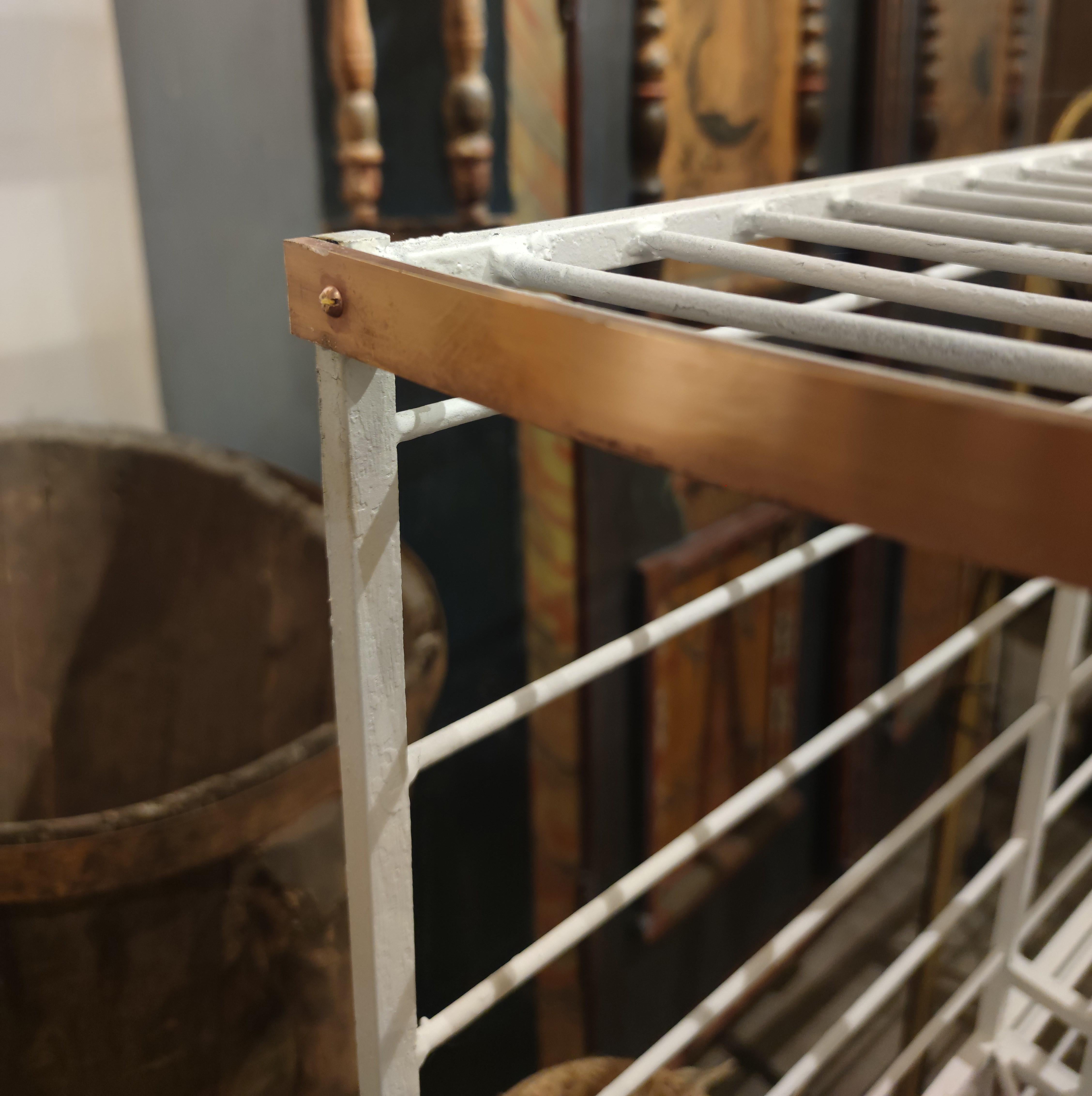 Eisenregale aus der Brotfabrik, weiß lackiert mit Bronzedekorationen im Angebot 14