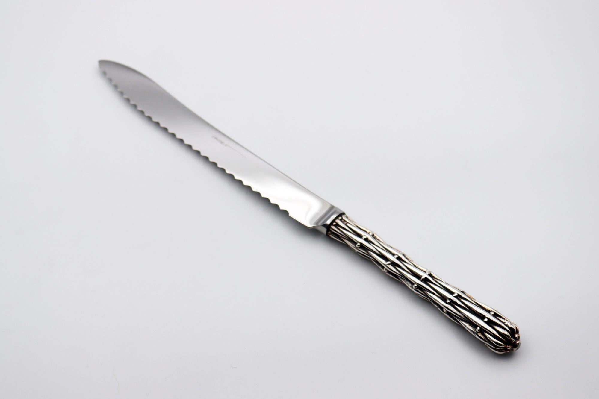 Couteau à pain en bronze argenté 35/42 microns 
Longueur : 348 mm, poids : 200 gr

Ce couteau est l'œuvre du designer français Richard Lauret.
Ces pièces sont uniques OU réalisées sur commande.

Les produits peuvent être personnalisés par une
