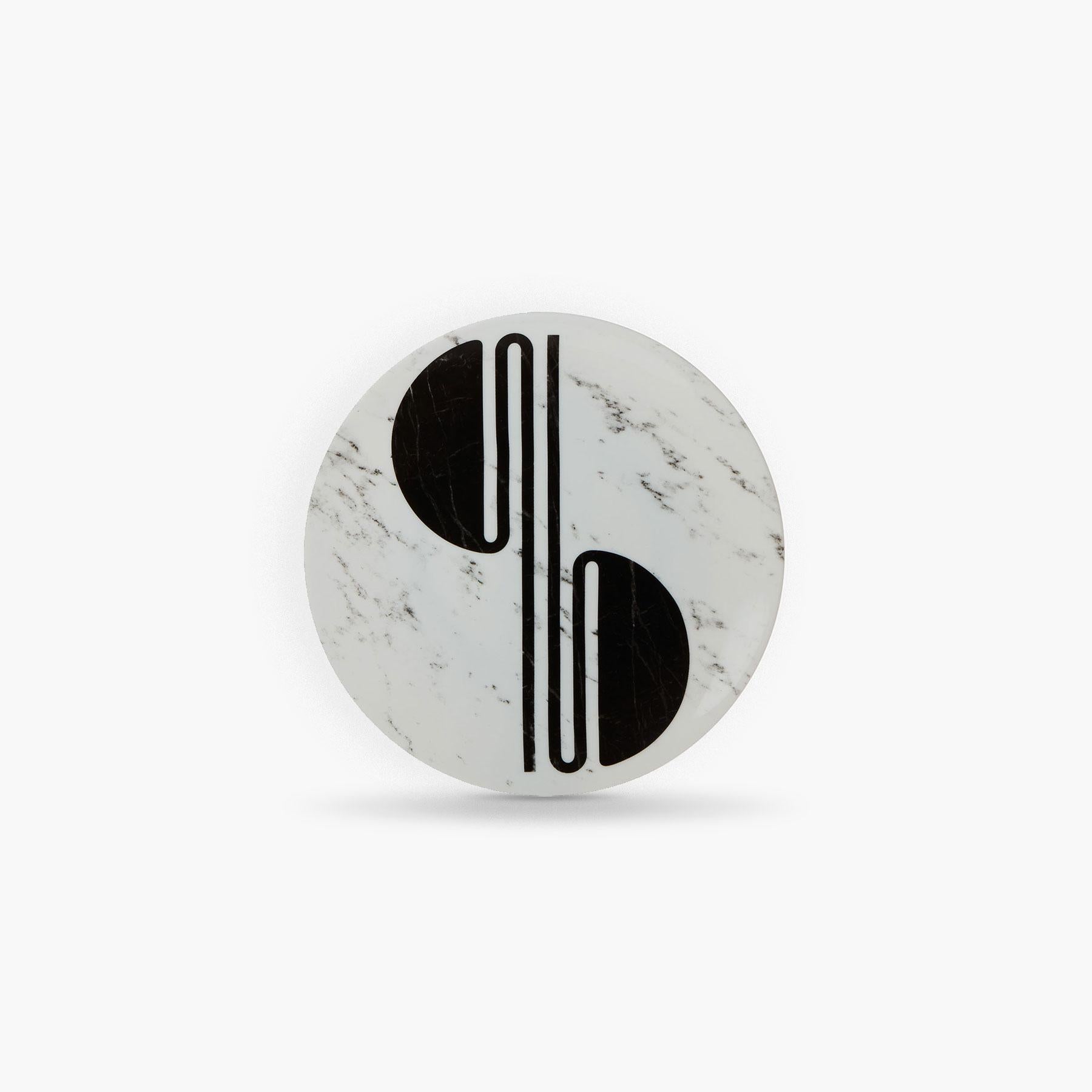 
Etienne Bardelli, plastic artist, interprets in his own way the architecture of Rue de Paradis: A sweet mix between the 1930s and the 1970s.

Porcelain of Limoges extra fine.
Black and white serigraphy.
Diameter: 16 cm 
Height: 1.4 cm
Weight: 0.208