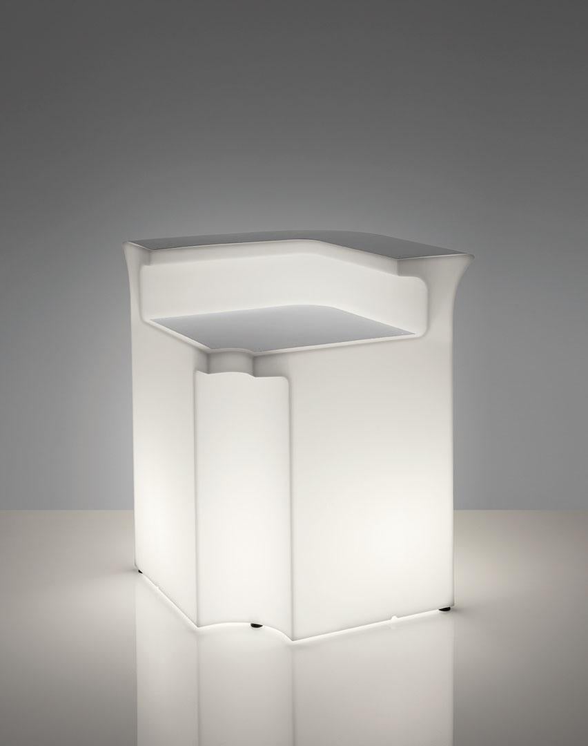 Break Corner Lighted Bar Counter by SLIDE Studio
Dimensions: D 85 x W 85 x H 110 cm.
Materials: Polyethylene and stainless steel.
Weight: 34,4 kg.

This product is suitable for indoor and outdoor use. Available in a lighted version. Additional