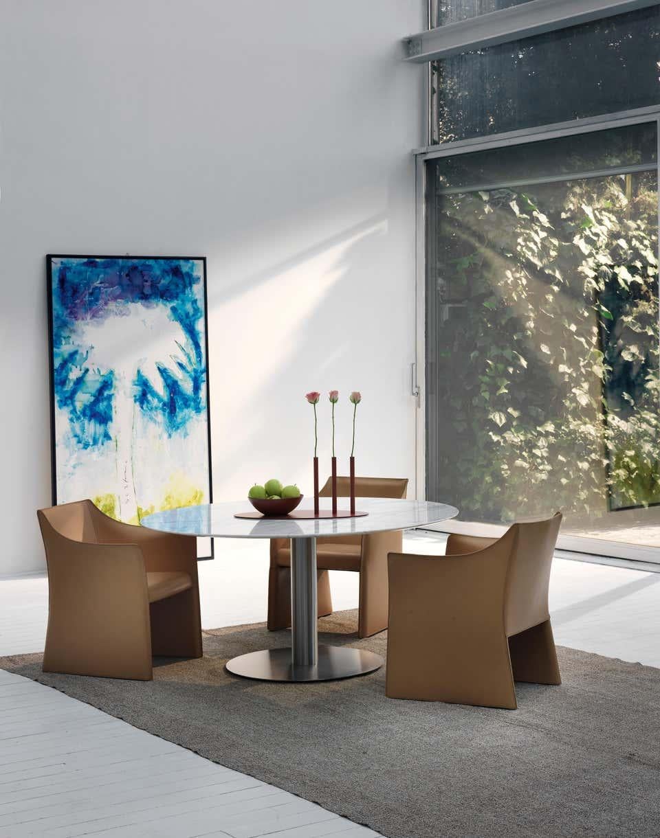 The break table collection, by Giulio Cappellini, includes numerous stylish options that adapt beautifully to both private and contract use. The vast array of available finishes and materials offers infinite possibilities for the personalization of