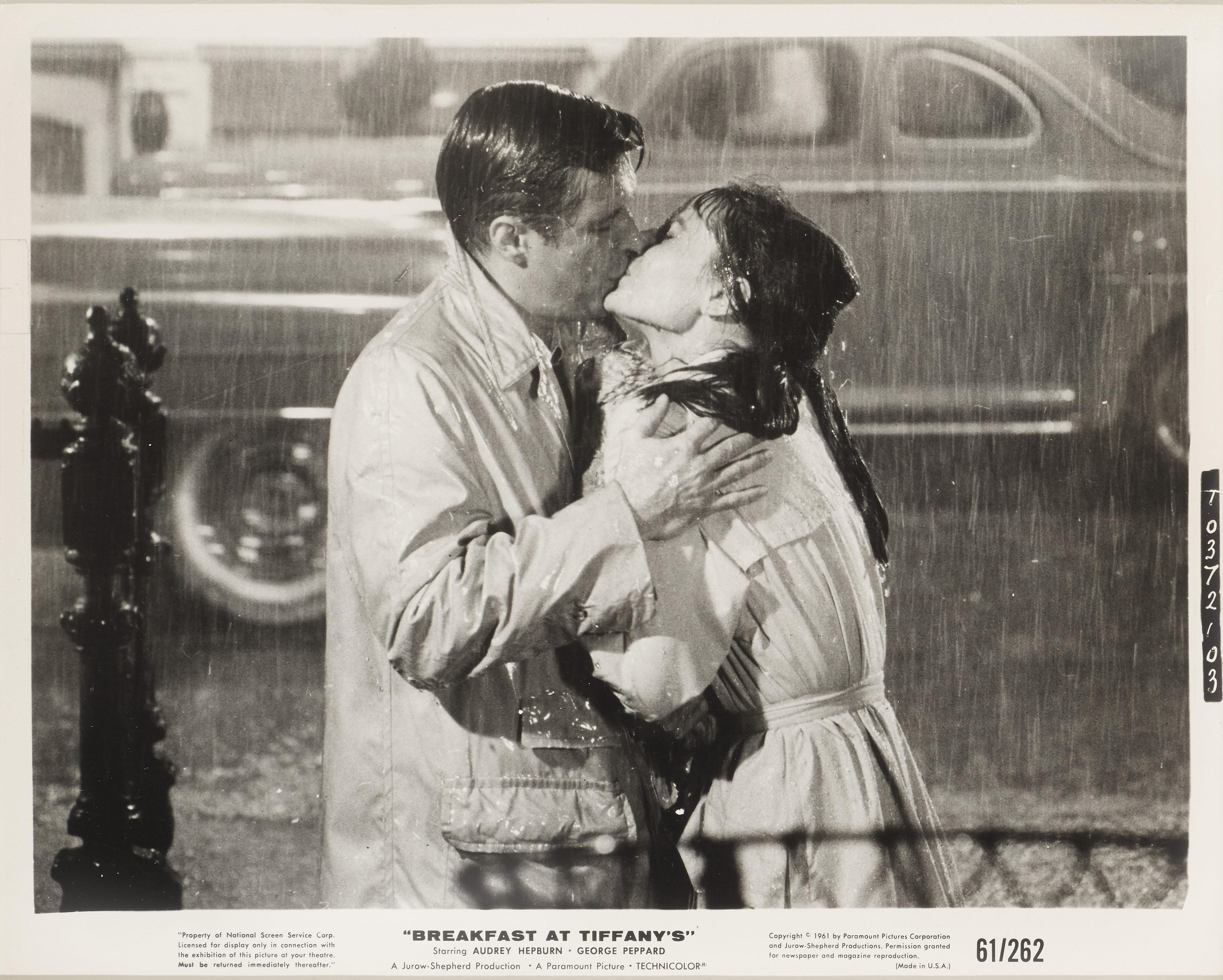 Original-Schwarzweiß-Fotostandbild für die legendäre Audrey Hepburn-Komödie Romance von 1961. Der Film wurde von Blake Edwards inszeniert und zeigt Audrey Hepburn und George Peppard. Dies ist zweifelsohne Hepburns berühmteste und ikonischste Rolle.