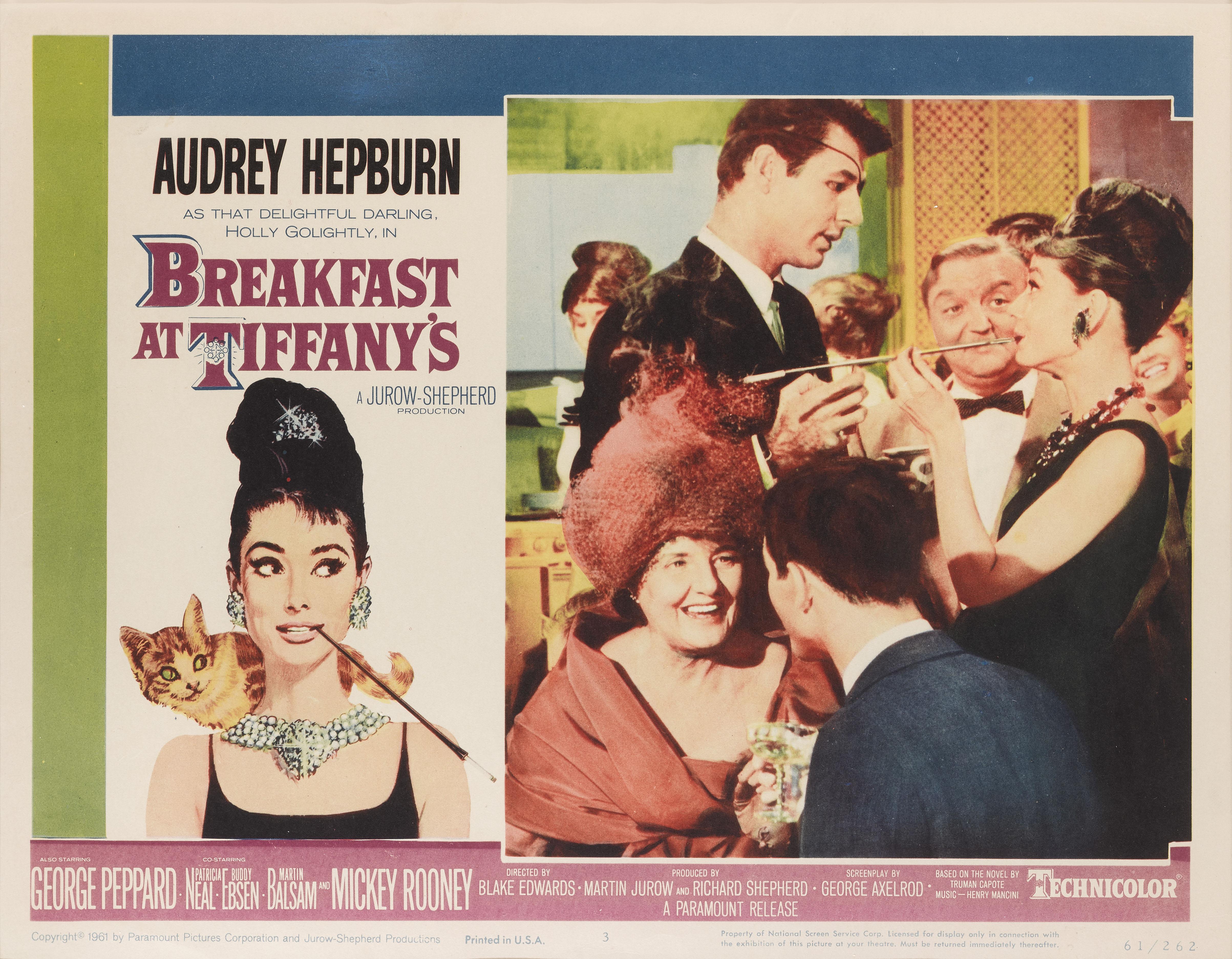 Original US-Lobby-Karte Nummer 3 für Audrey Hepburn und George Peppard's, Classic, 1961 Romanze. Die Regie bei diesem Film führte Blake Edwards.
Das Werk ist mit UV-Plexiglas in einem Tulpenholzrahmen mit säurefreien Passepartouts konservierend