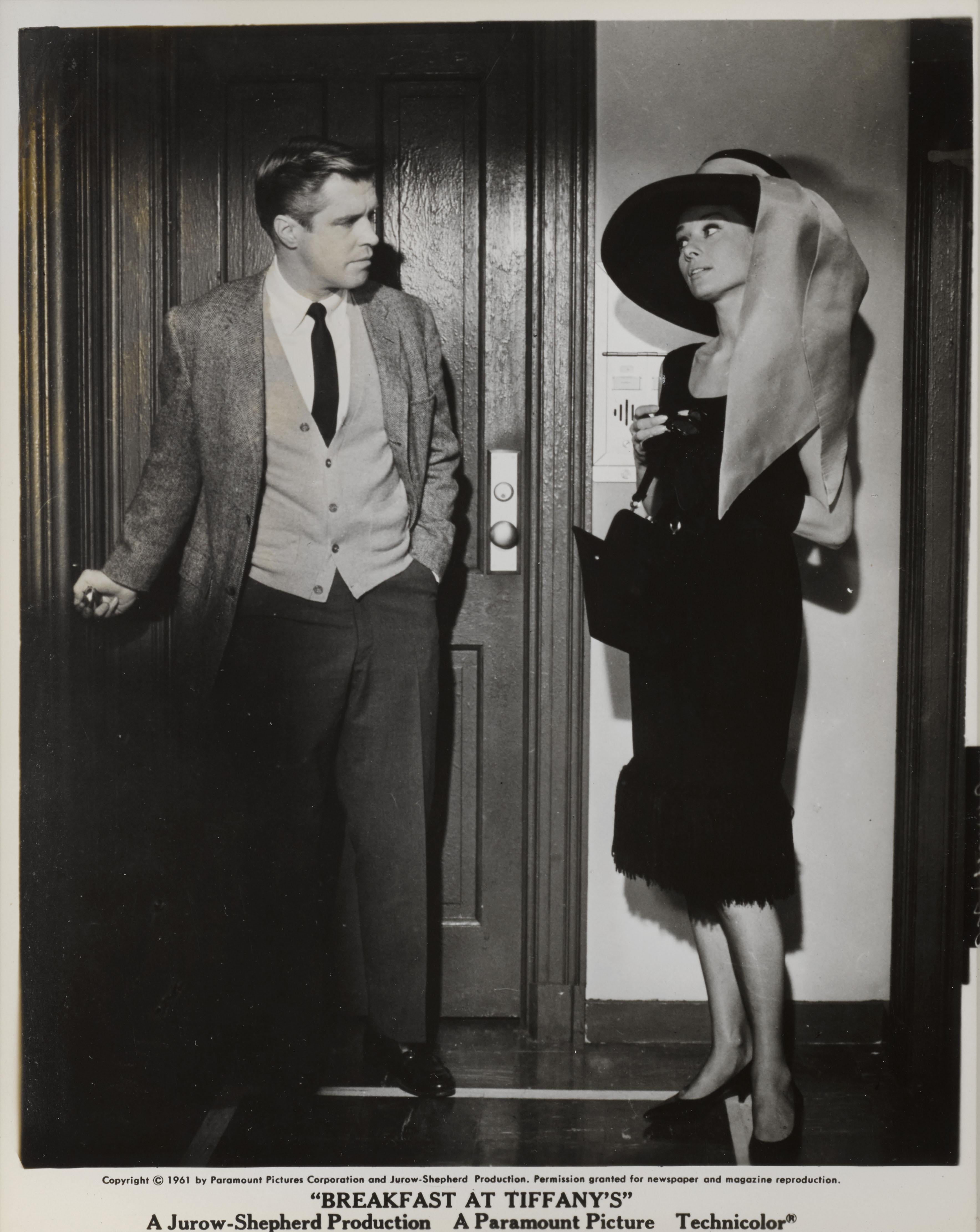 Original-Schwarzweiß-Fotostandbild für die legendäre Audrey Hepburn-Komödie Romance von 1961. Der Film wurde von Blake Edwards inszeniert und zeigt Audrey Hepburn und George Peppard. Dies ist zweifelsohne Hepburns berühmteste und ikonischste Rolle.
