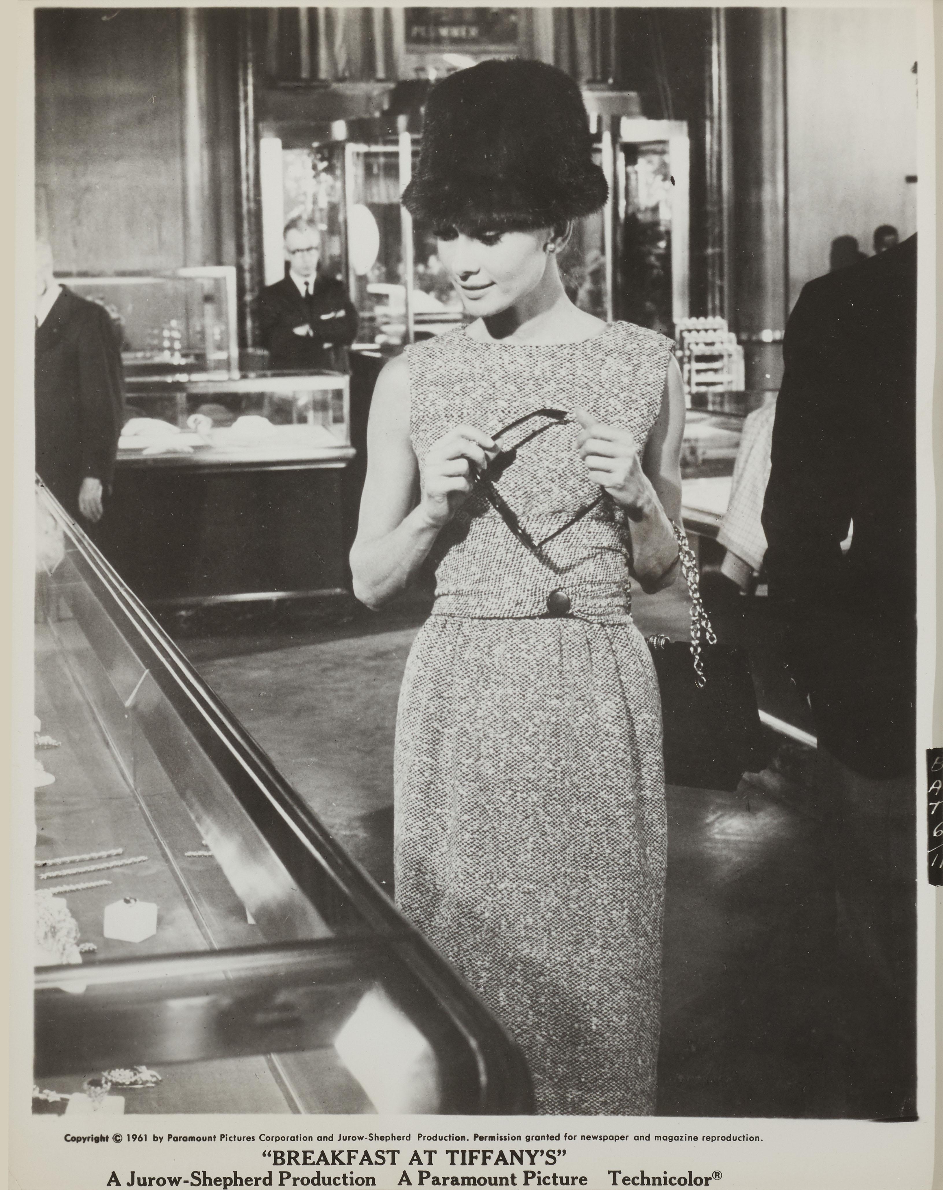 Original-Schwarzweiß-Fotostandbild für die legendäre Audrey Hepburn-Komödie Romance von 1961. Der Film wurde von Blake Edwards inszeniert und zeigt Audrey Hepburn und George Peppard. Dies ist zweifelsohne Hepburns berühmteste und ikonischste Rolle.