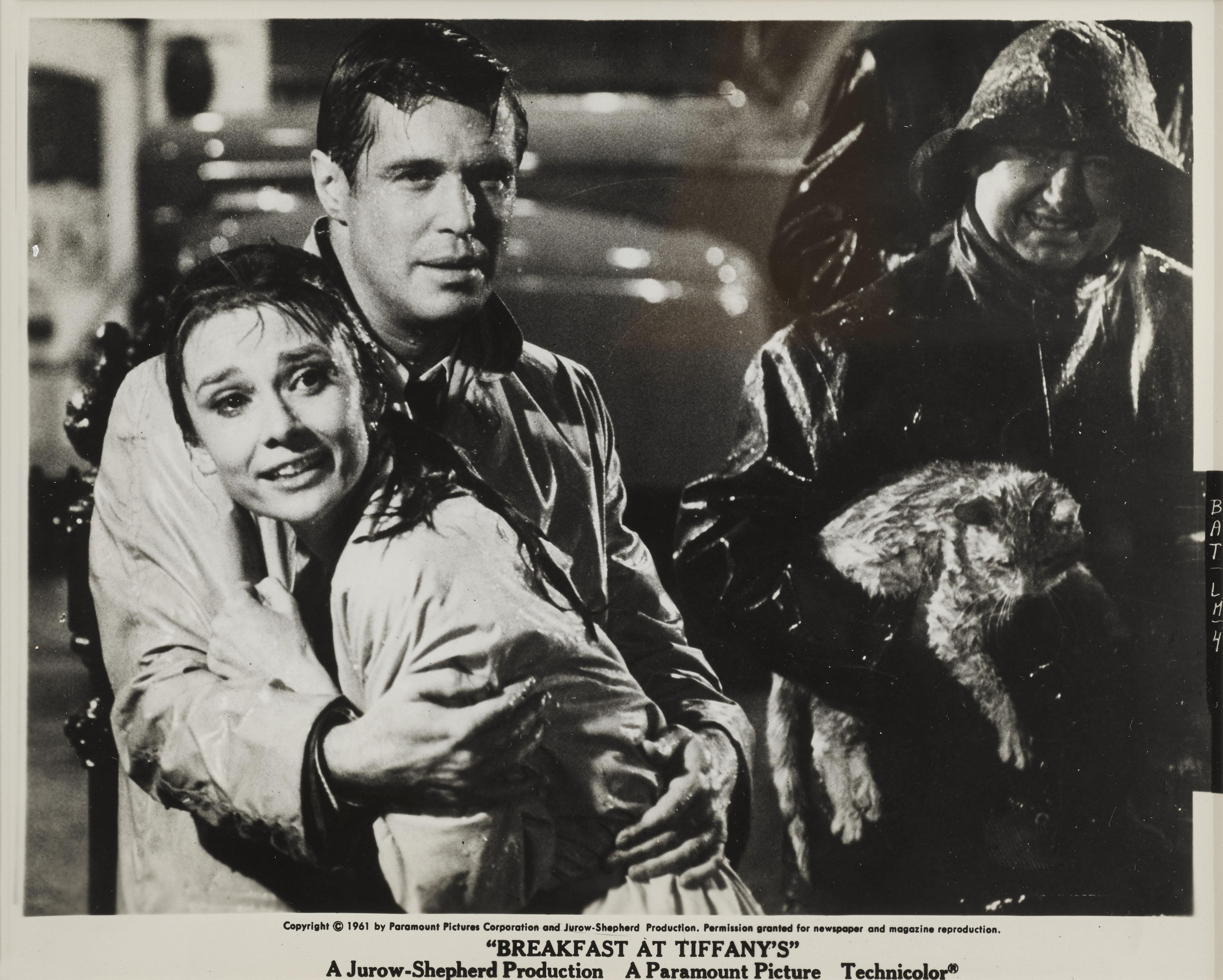 Original-Schwarzweiß-Fotostandbild für die legendäre Audrey-Hepburn-Komödie von 1961, Romanze. Der Film wurde von Blake Edwards inszeniert und zeigt Audrey Hepburn und George Peppard. Dies ist zweifelsohne Hepburns berühmteste und ikonischste Rolle.