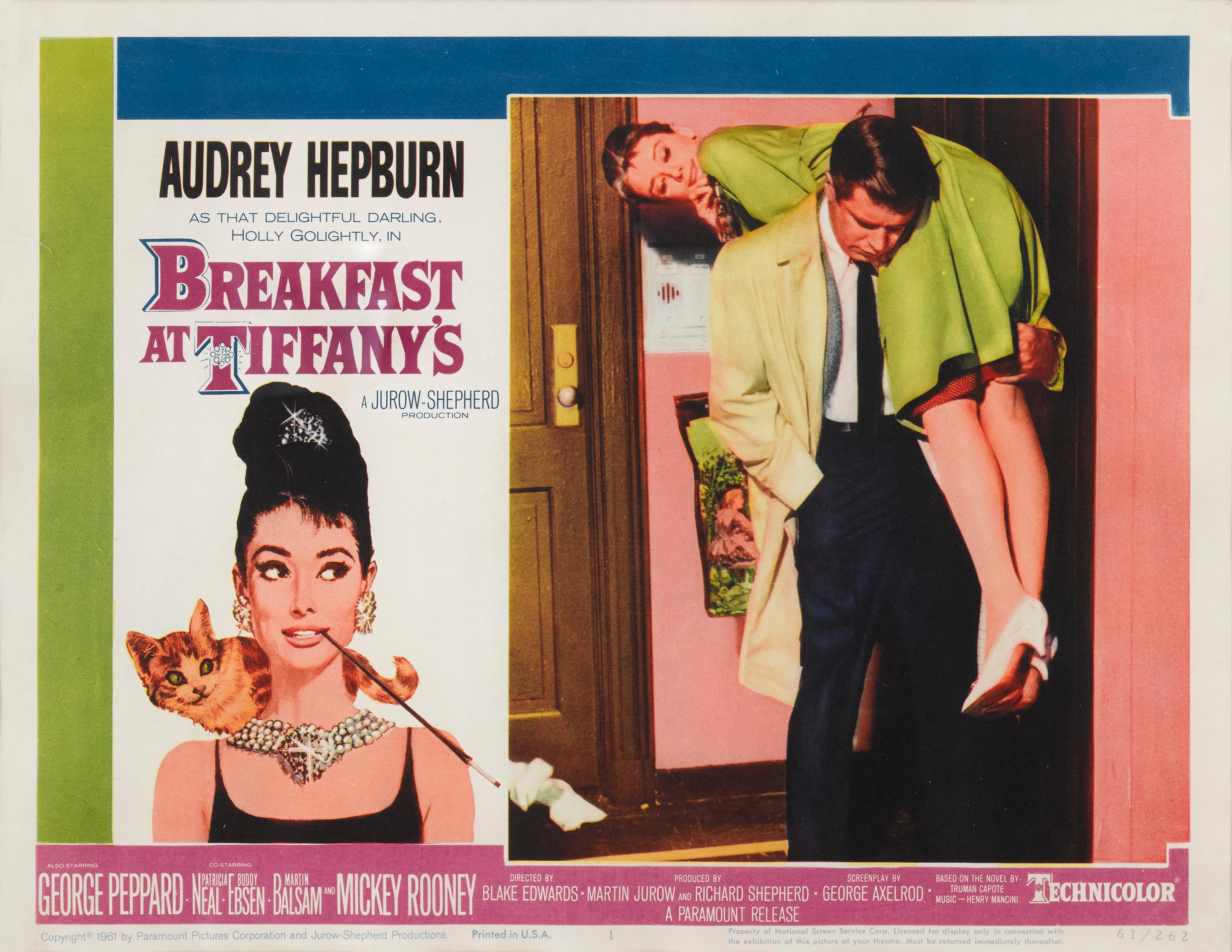 Original US-Lobby-Karte Nummer 1 für Audrey Hepburn und George Peppards klassische Romanze von 1961. Die Regie bei diesem Film führte Blake Edwards.
Das Werk ist mit UV-Plexiglas in einem Tulpenholzrahmen mit säurefreien Passepartouts konservierend
