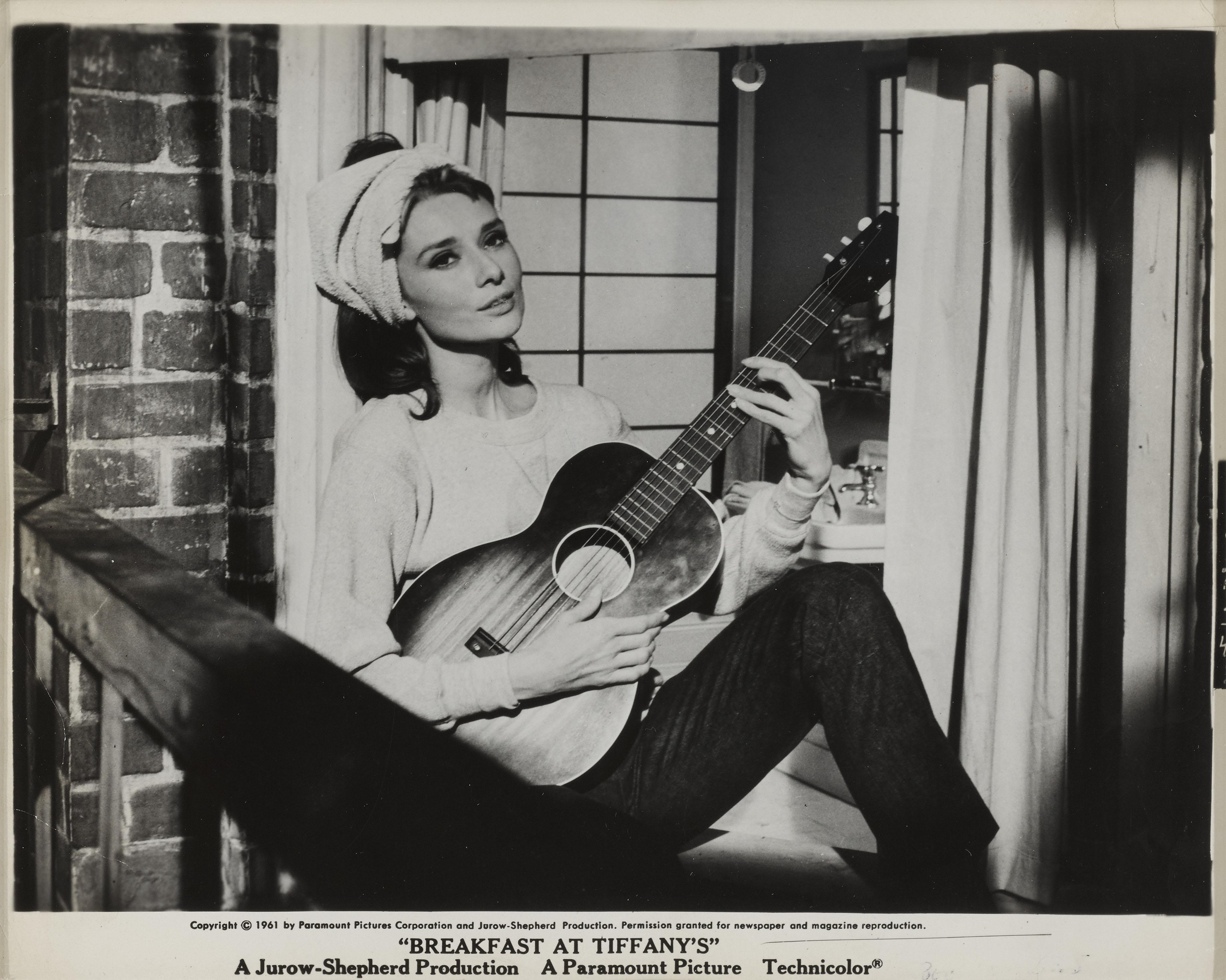 Original-Schwarzweiß-Fotostandbild für die legendäre Audrey-Hepburn-Komödie von 1961, Romanze. Der Film wurde von Blake Edwards inszeniert und zeigt Audrey Hepburn und George Peppard. Dies ist zweifelsohne Hepburns berühmteste und ikonischste Rolle.