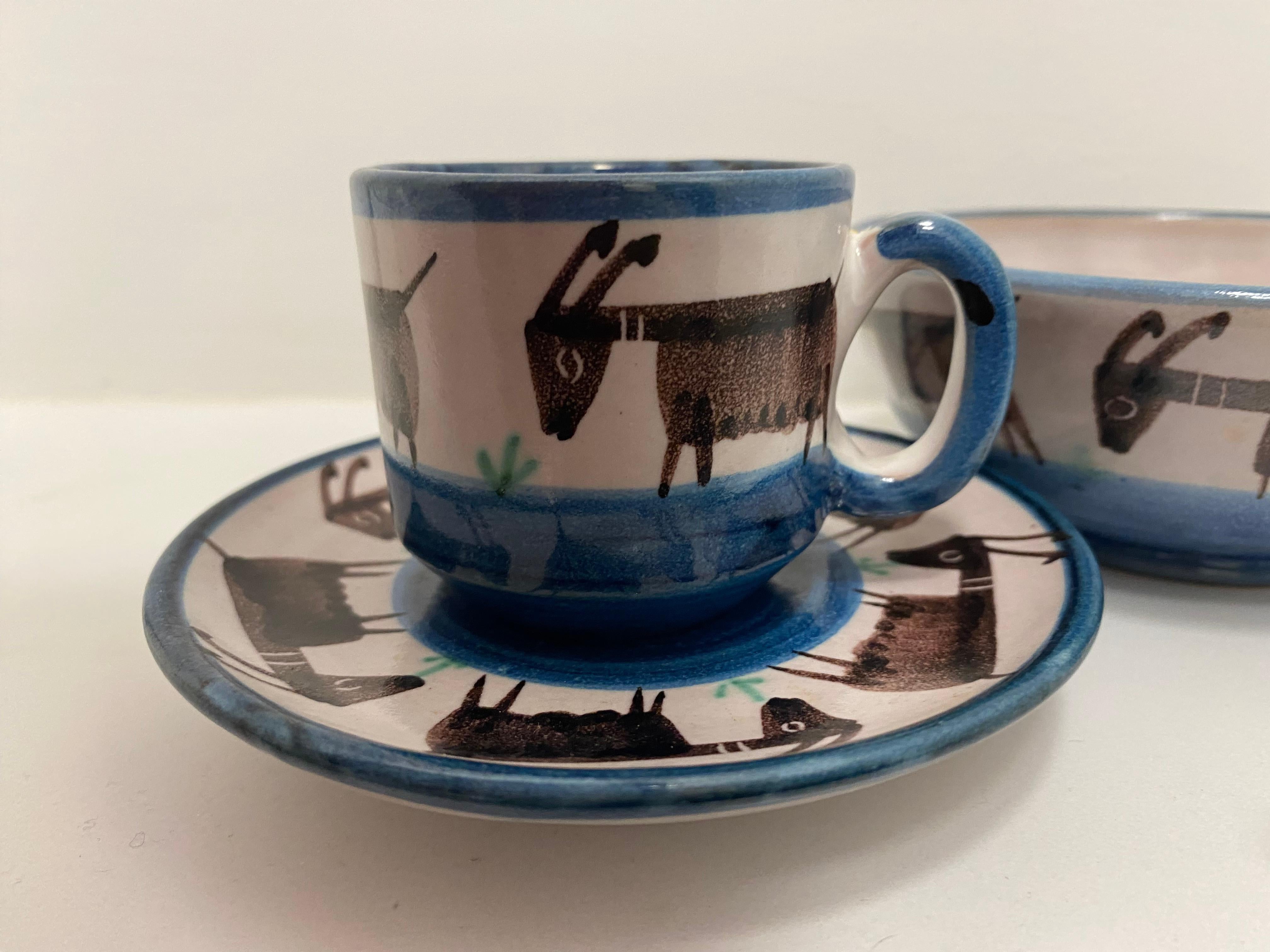 Sought after breakfast set from the renowned pottery artist Vincenzo Pinto.

Pinto was born in 1870 and died in 1939. His son Raffaele took over de factory.

The set exist of a bowl and an espresso cup and saucer.
Measurements of the cup and saucer