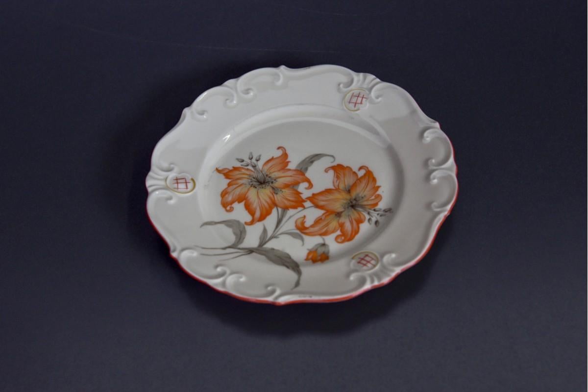 The Steinmann Tiefenfurt porcelain breakfast set dates from the period 1919-1938.

Measures: Cup: Height 5 cm, diameter 10 cm,

Plate: 15 cm

Plate: 19.5 cm.