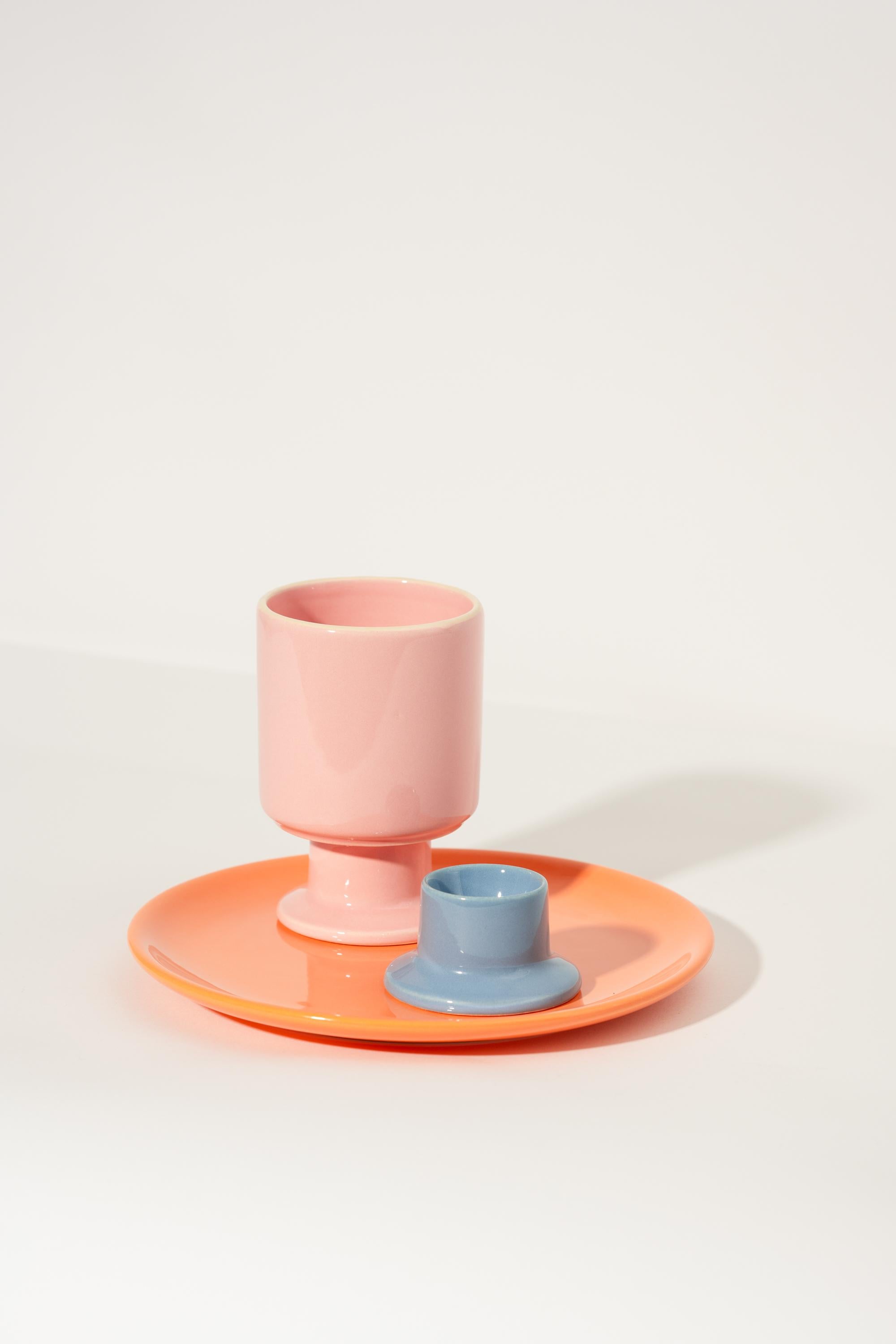 Set parfait pour le petit déjeuner ; assiette orange, tasse WIT rose bonbon et porte-œufs bleu denim JULA par Malwina Konopacka. 

Un set de petit-déjeuner est le compagnon idéal pour tous les matins. Les couleurs et les formes originales des objets