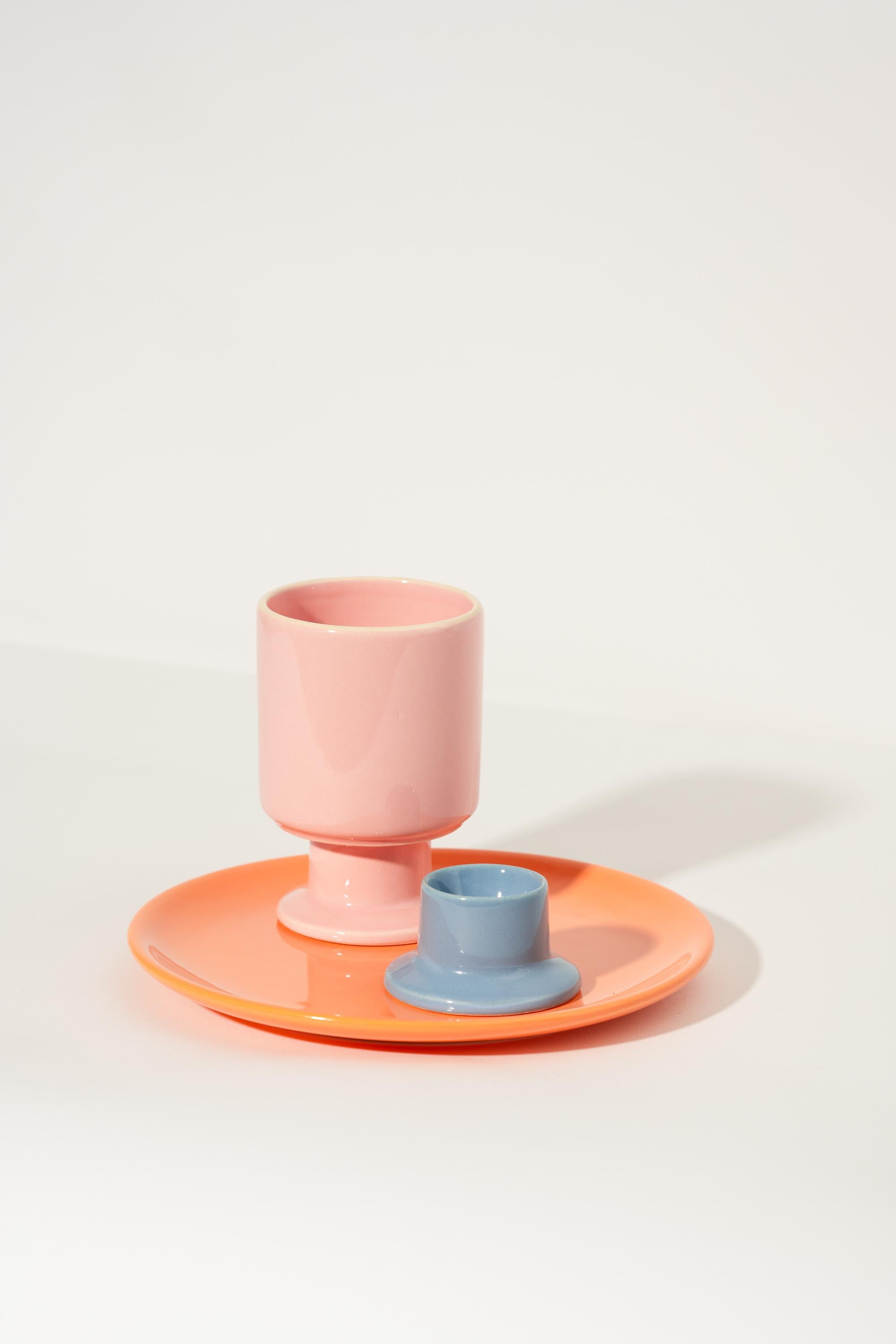 Set perfetto per la colazione: piatto arancione, tazza WIT rosa confetto e portauovo blu denim JULA di Malwina Konopacka. 

Un set da colazione è il compagno perfetto per ogni mattina. I colori e le forme originali degli oggetti ti metteranno di