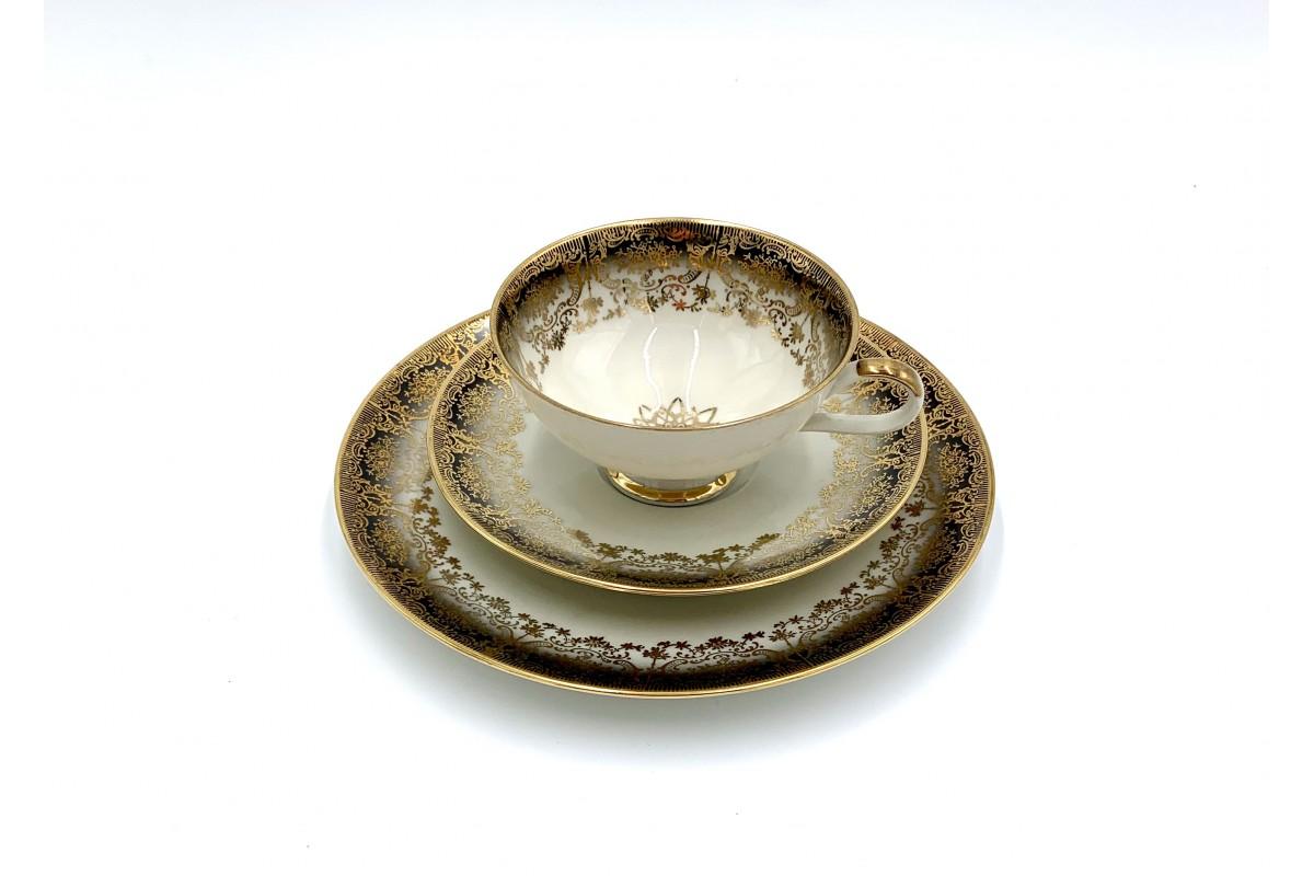 Porcelain breakfast set consisting of a cup, saucer and a plate. Set signed with Winterling Bavaria. Made in Germany in the 1950s / 1960s.

Very good condition, no damage.

plate 20 cm diameter / saucer 15 cm diameter / cup diameter 11 cm / cup