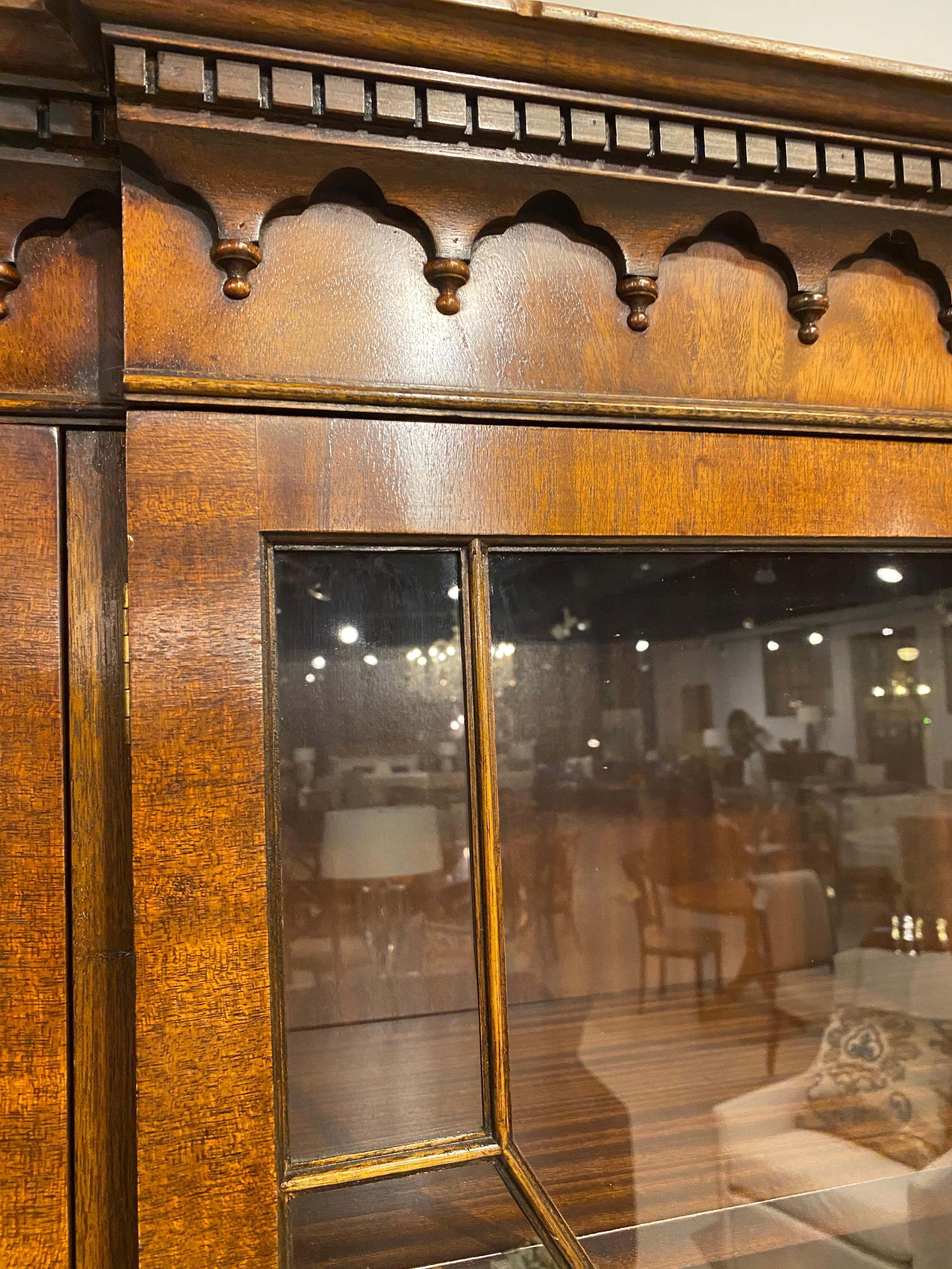 Breakfront-Bücherregal aus Mahagoni im georgianischen Stil, hergestellt in England, 4 glasierte Türen (Englisch) im Angebot