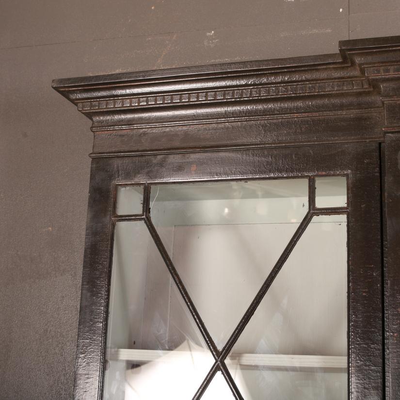 19th century painted English breakfront library bookcase. Adjustable shelves with reeded fronts, 1880.

The depth of the shelves on the wings is 10