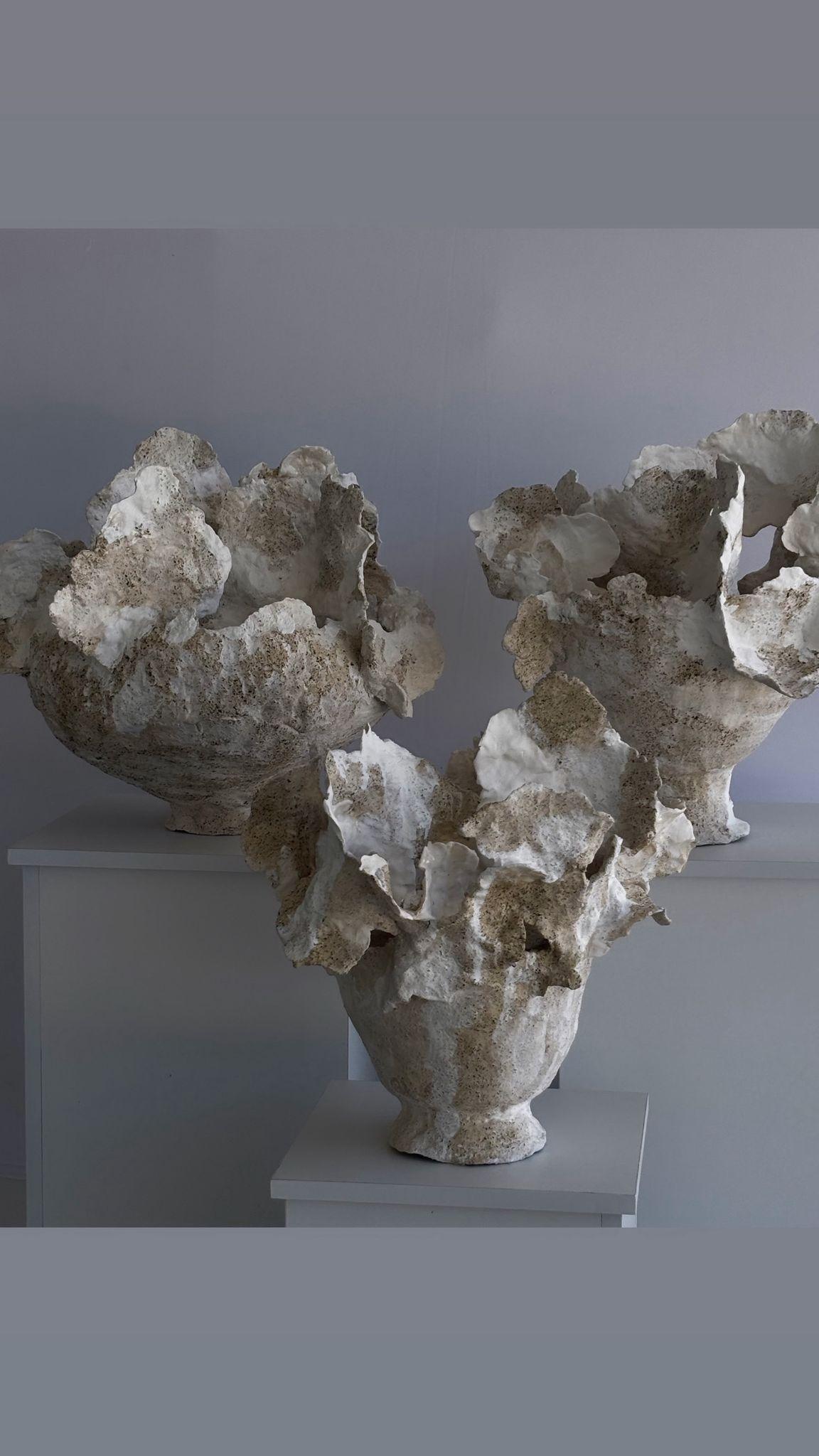 Breath of Earth
This vase carries within it the delicate magic of that moment when the earth seems to breathe, as if awakening to life.
It speaks of the connection between the body — which comes from the earth and returns to it — and the spirit,