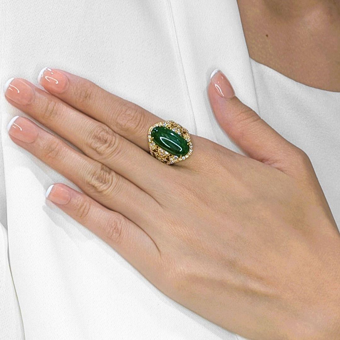 Cette bague de cocktail à couper le souffle est une véritable déclaration d'élégance, réalisée en or jaune 20 carats radieux et ornée d'une pièce maîtresse en jadéite de type A envoûtante. Entourant le riche jade vert, 74 diamants ronds naturels de