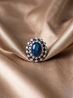 Atemberaubende 9,0 Karat. Ring aus Platin mit australischem Schwarzopal, Diamanten und Saphiren