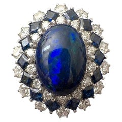 Atemberaubende 9,0 Karat. Ring aus Platin mit australischem Schwarzopal, Diamanten und Saphiren