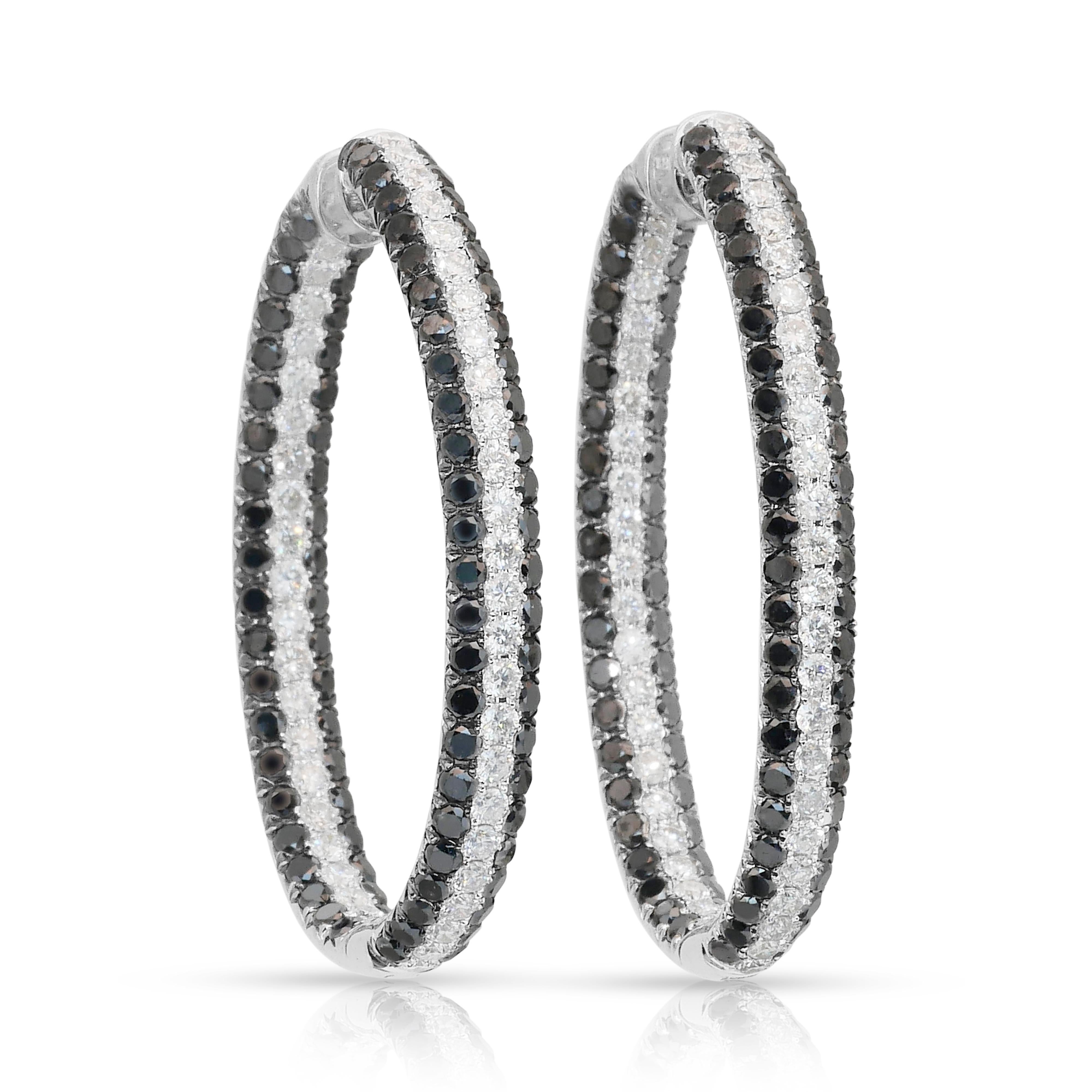 Impresionantes Pendientes de aro de oro blanco de 18 quilates con diamantes de 9,06 quilates - Certificado IGI

Estos llamativos pendientes de aro de oro blanco de 18 quilates presentan 180 diamantes negros redondos con un total de 5,80 ct, que