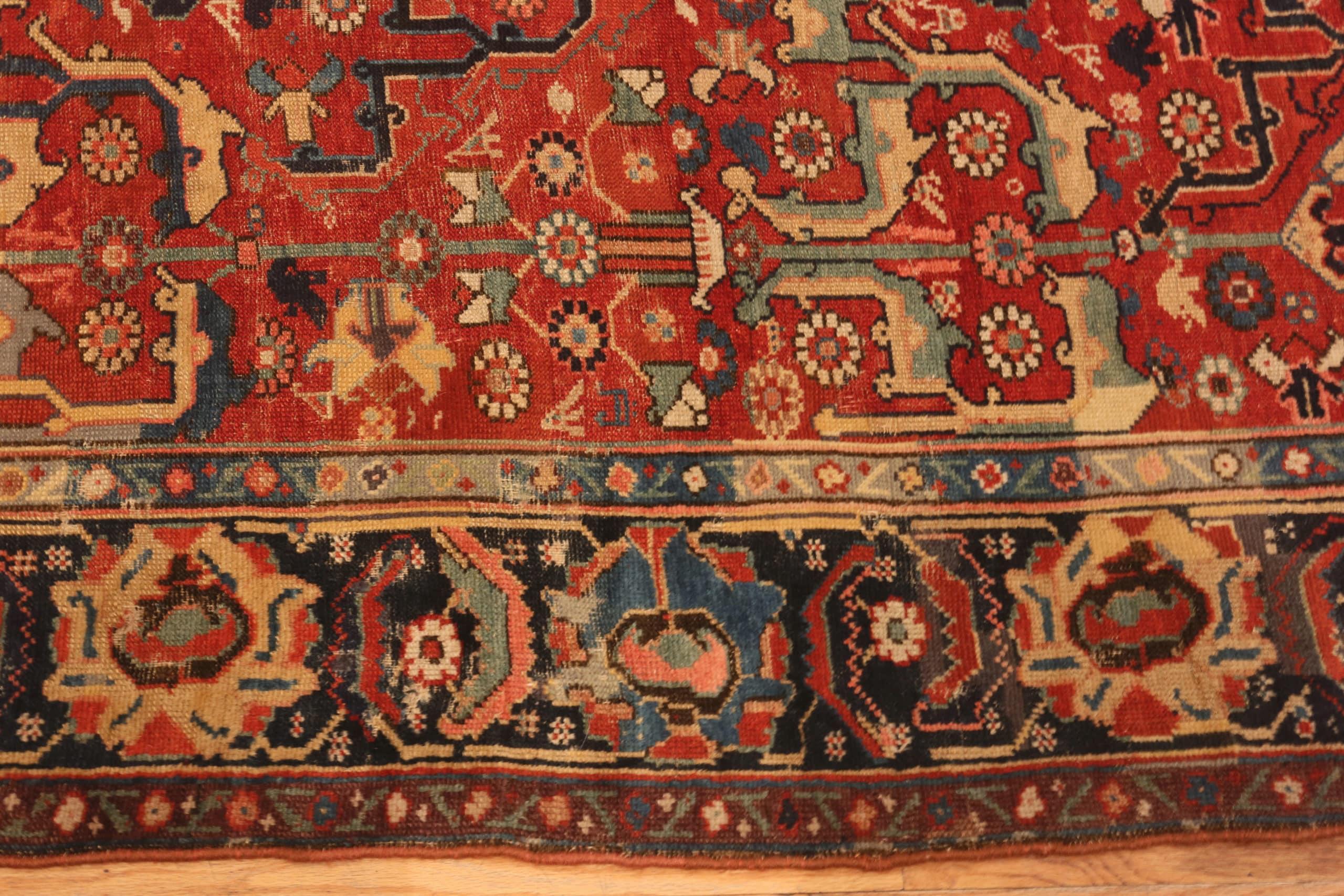 Tapis ancien du nord-ouest de la Perse à large couloir Gallery, Pays d'origine / Type de tapis : Tapis persan, Circa date : 1920 