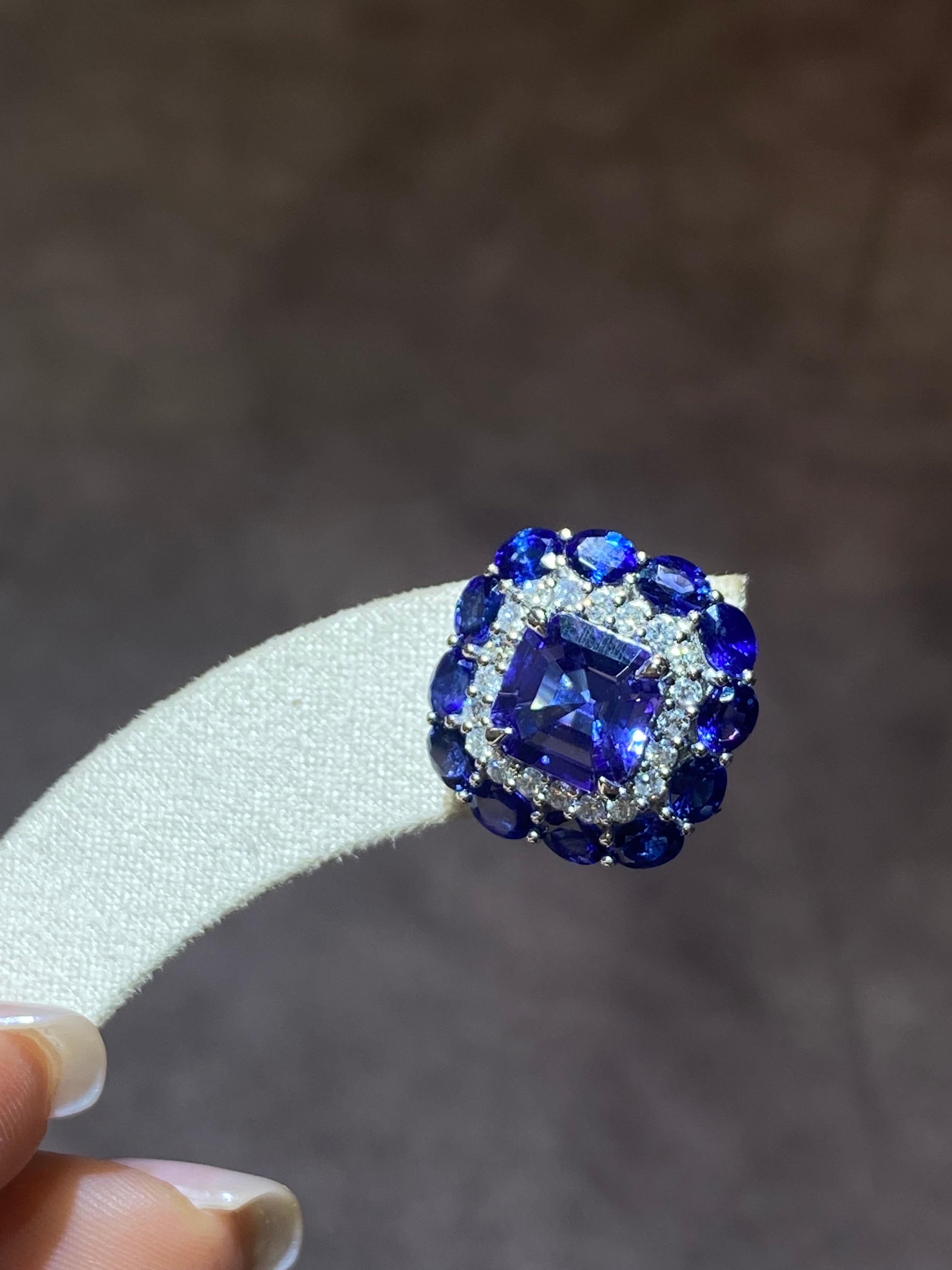 Moderne poustouflant saphir bleu et diamant en or blanc 18 carats pour elle en vente