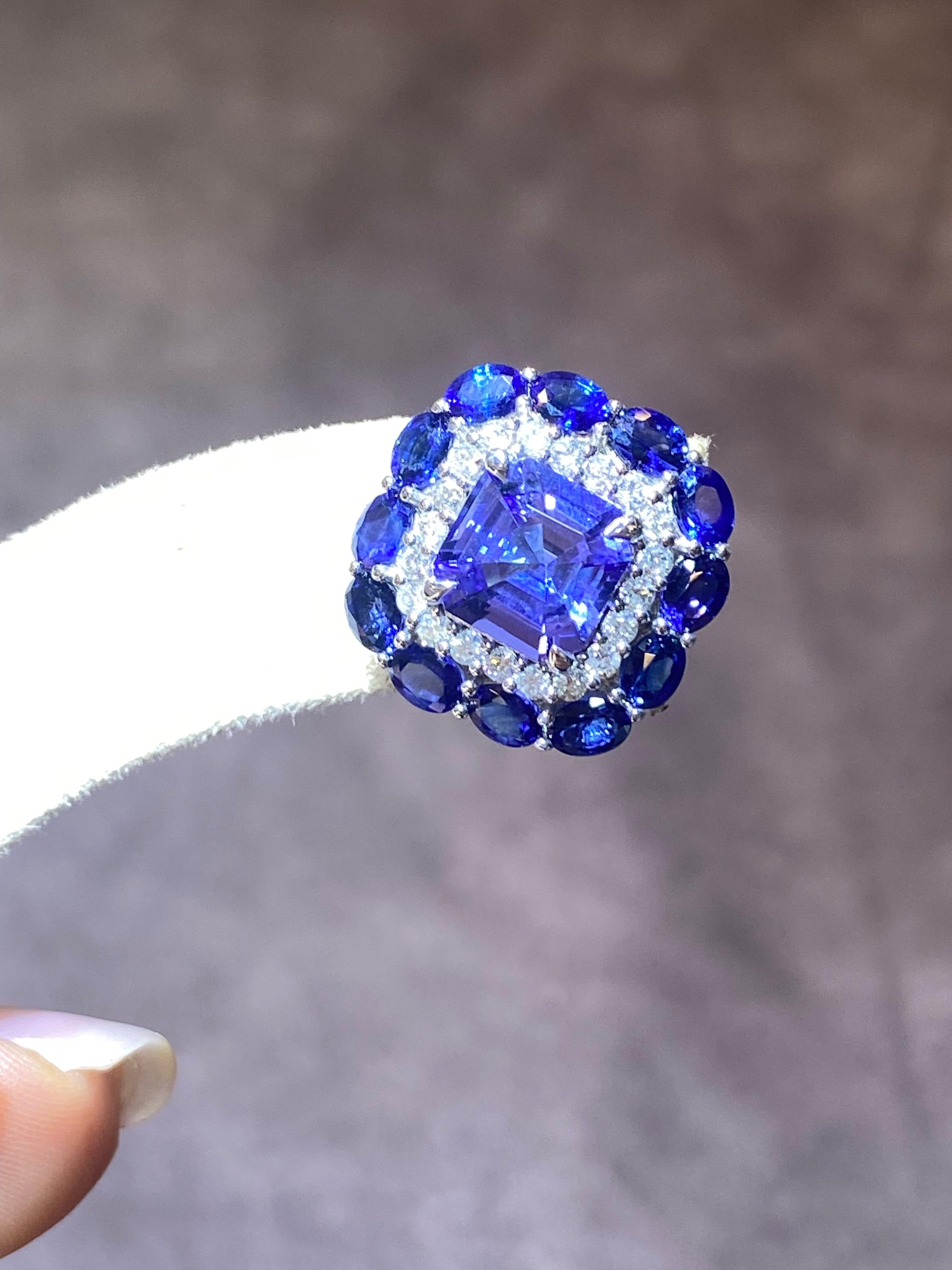 Taille ronde poustouflant saphir bleu et diamant en or blanc 18 carats pour elle en vente
