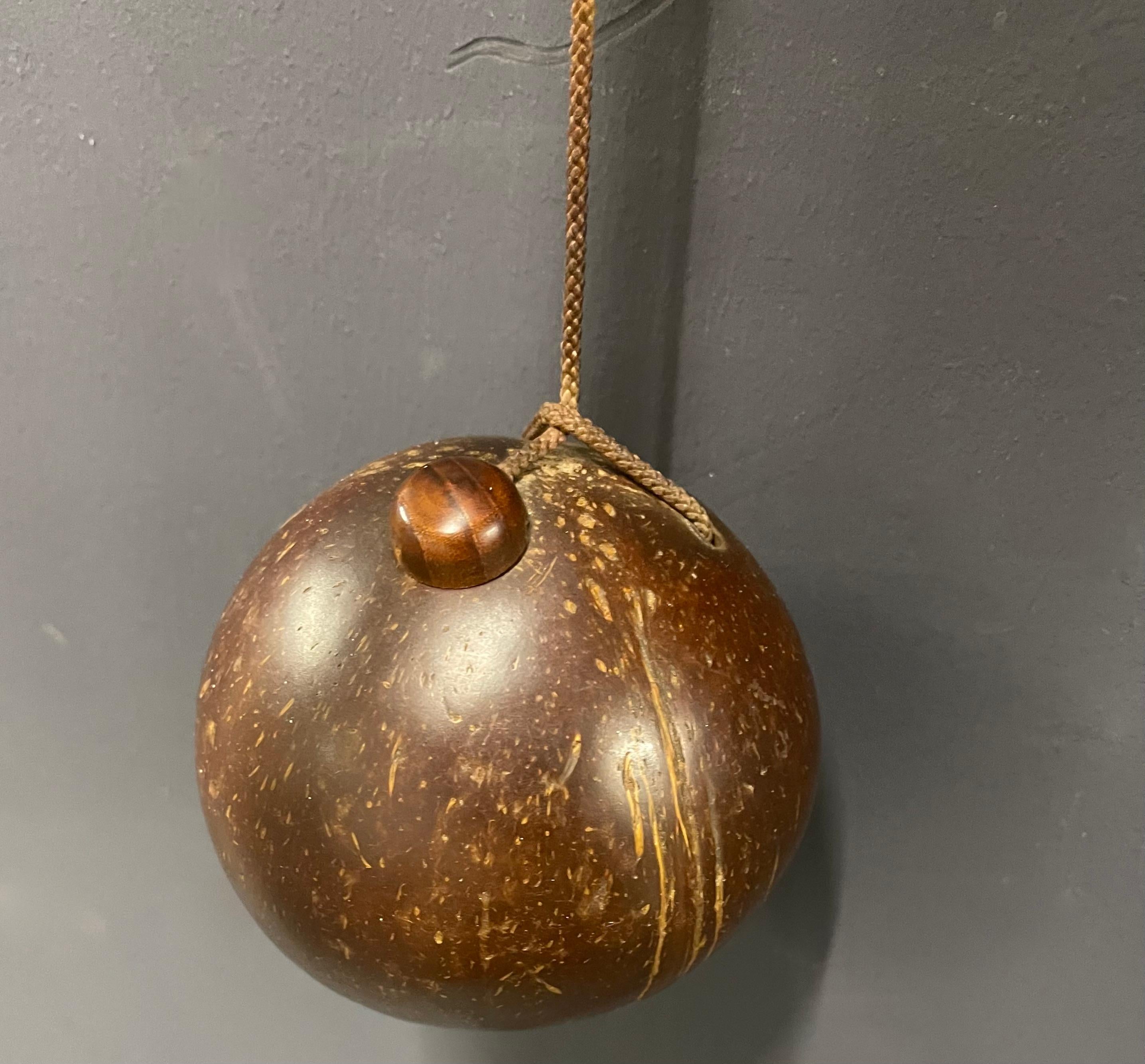 lampe murale à poids en noix de coco à couper le souffle par skrip en vente 11