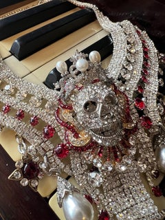 Außergewöhnliche Kristall-Totenkopf-Halskette mit Perlenkrone