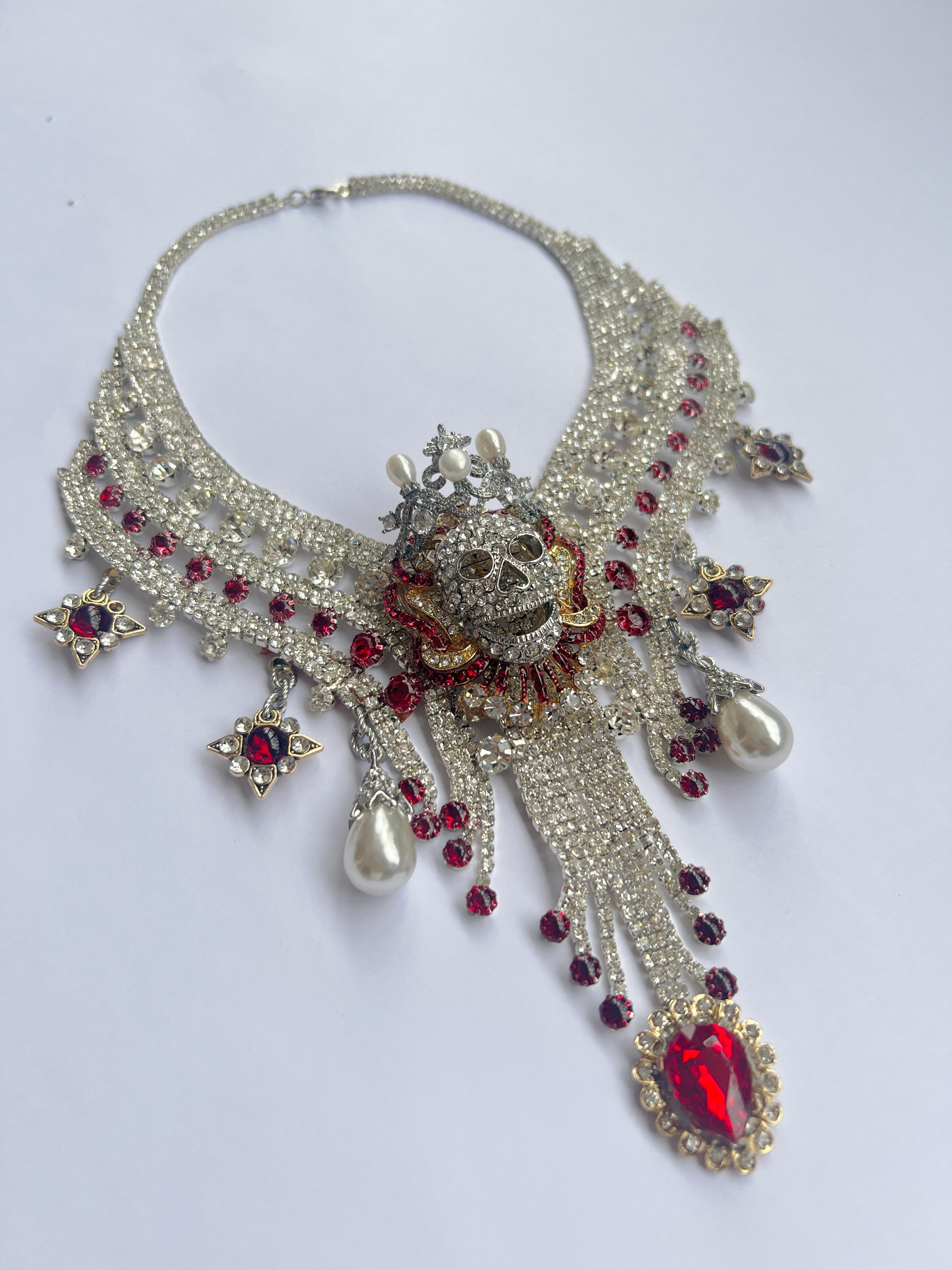Breathtaking crystal skull necklace with pearl crown In New Condition For Sale In BOGOTÁ, CO