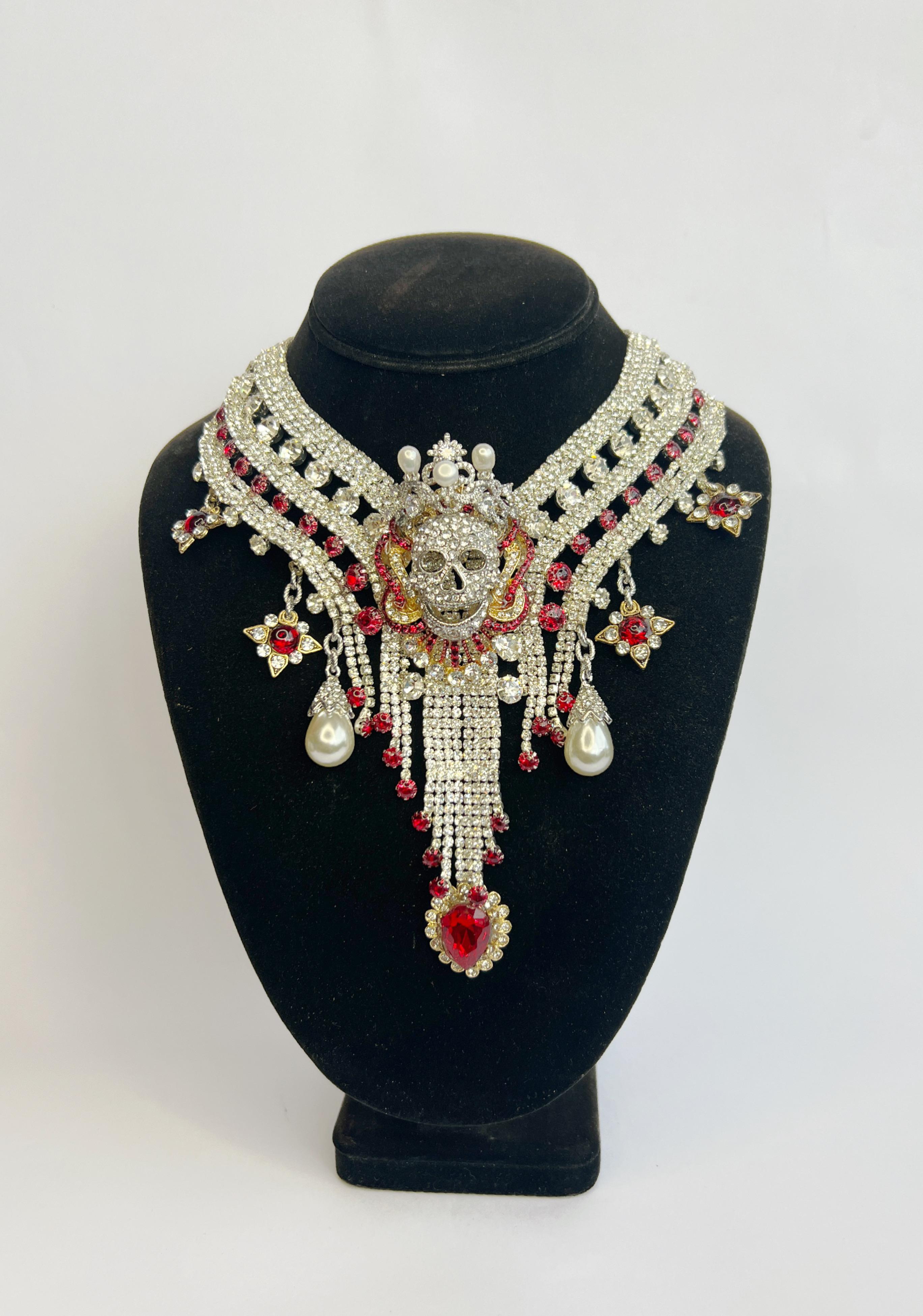 Breathtaking crystal skull necklace with pearl crown For Sale 2