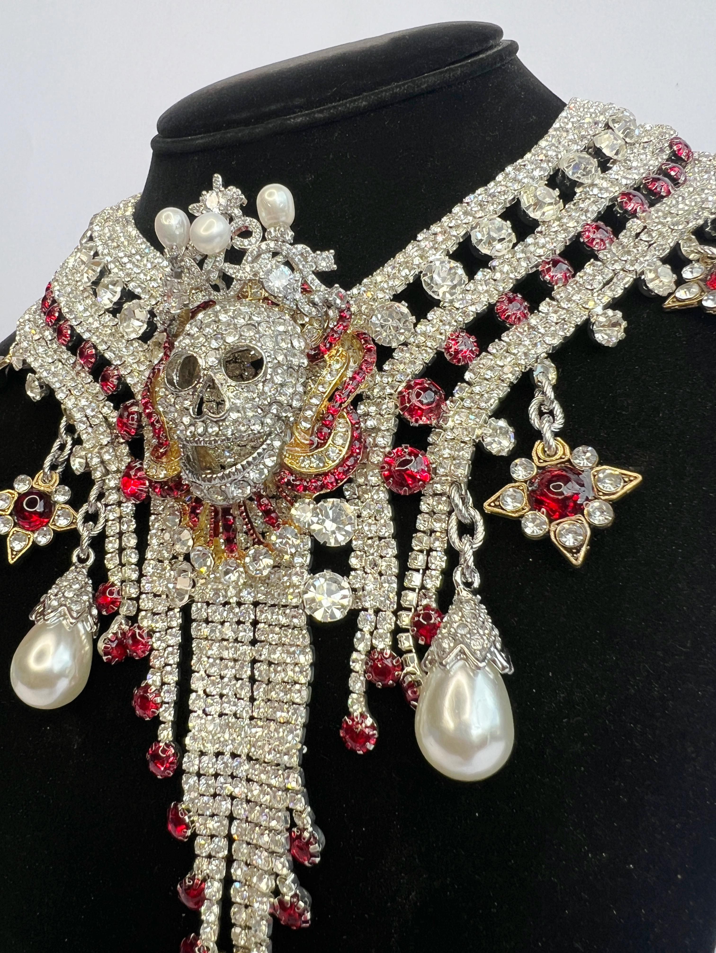 Breathtaking crystal skull necklace with pearl crown For Sale 3