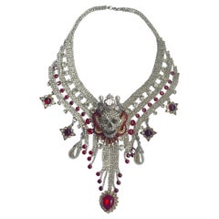 Collier de tête de mort en cristal avec couronne de perles à couper le souffle