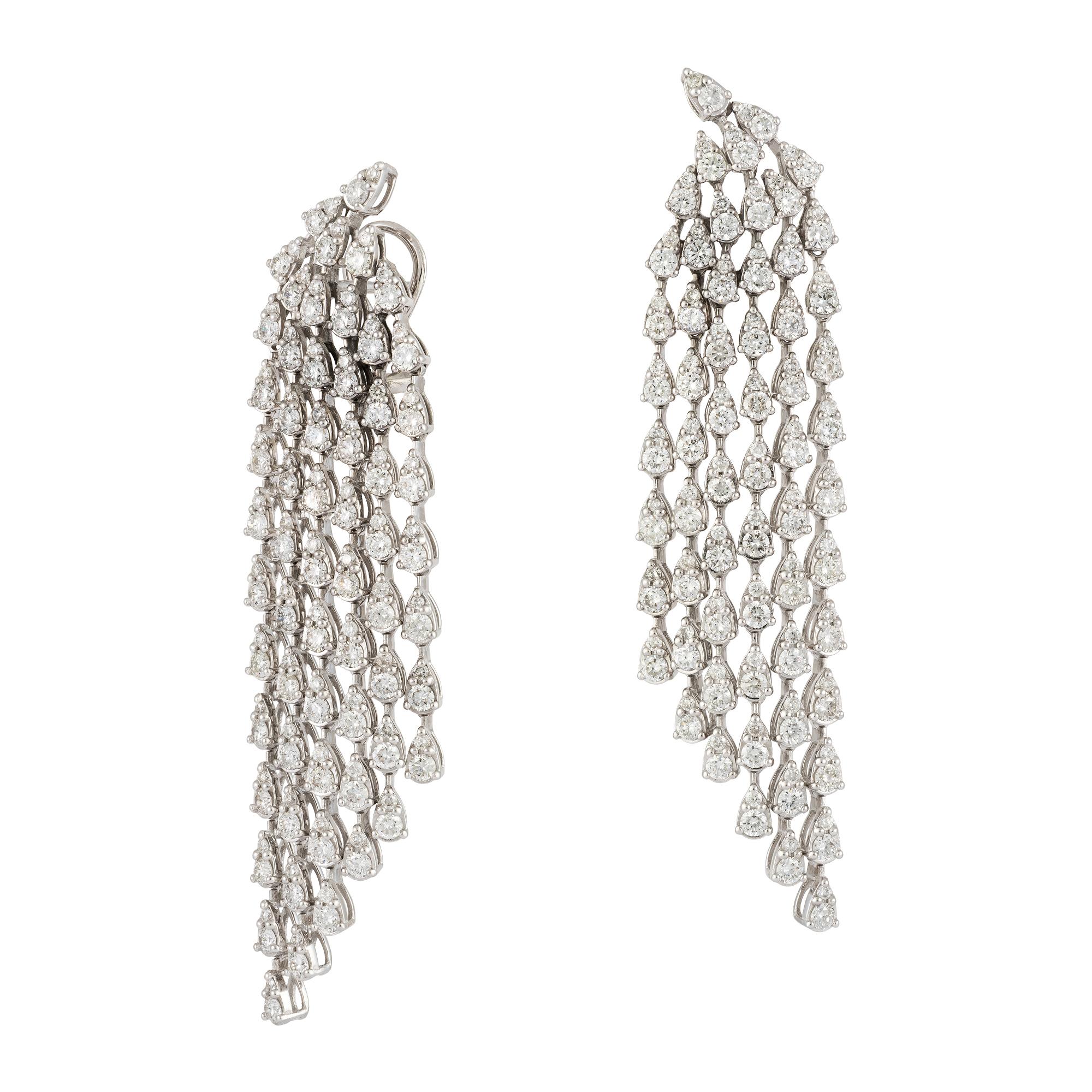 Modern Breathtaking Dangle White Gold 18K Earrings Diamond For Her For Sale
