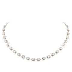 Breathtaking Diamond 18 Karat White Gold Necklace for Her