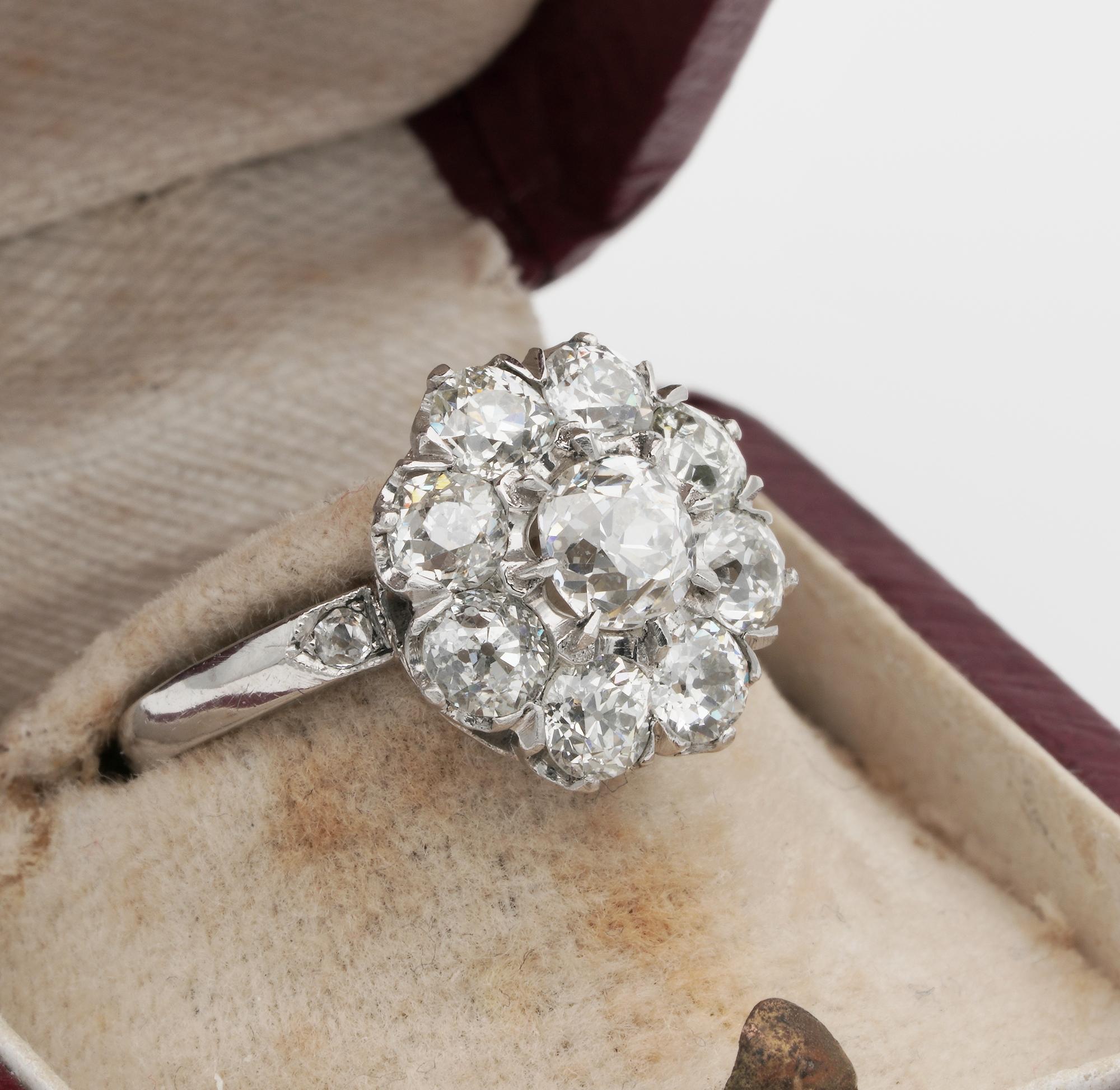 Breathtaking Edwardian 2.95 Carat Old Diamond Platinum Engagement Cluster Ring In Good Condition For Sale In Napoli, IT